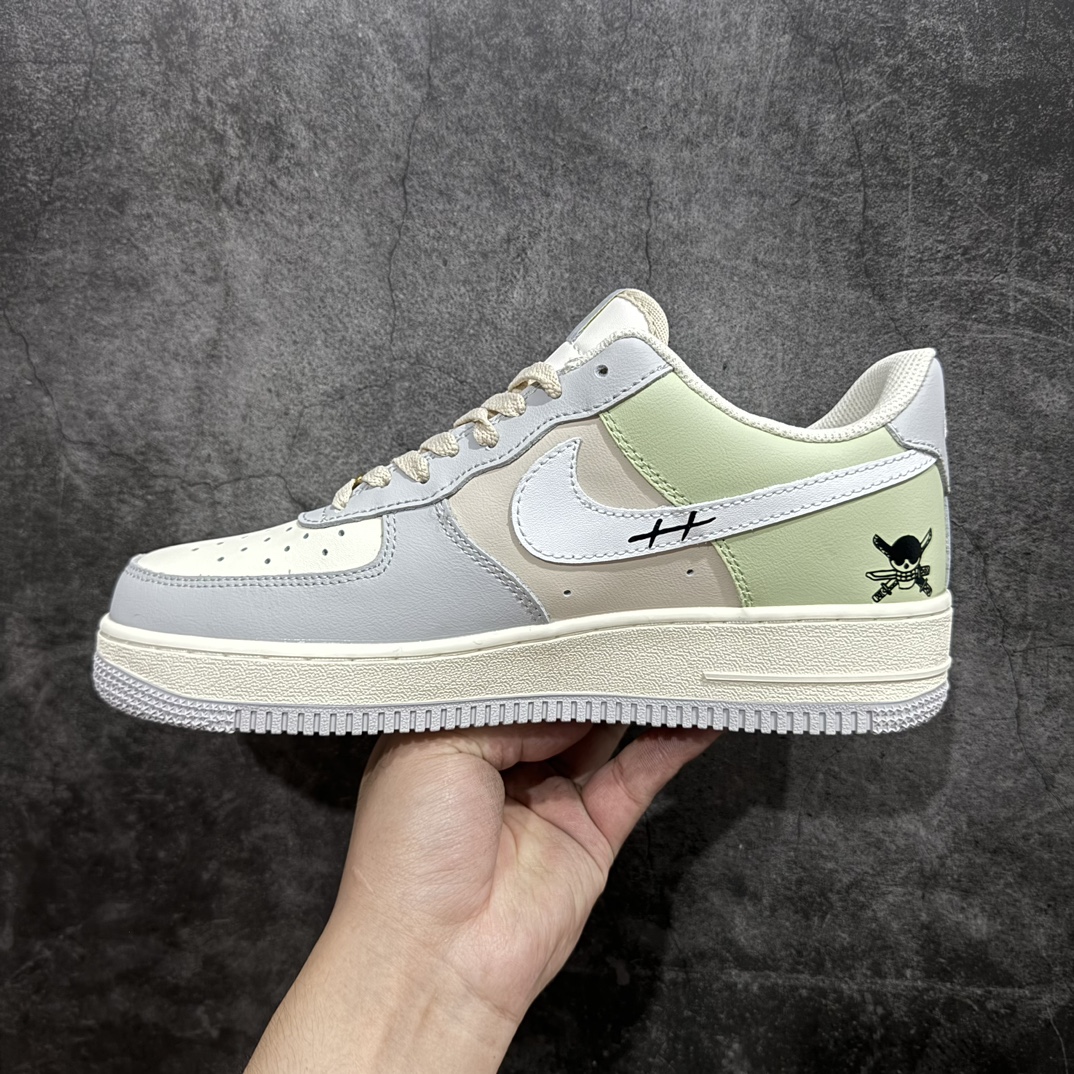 图片[2]-【公司级】Nk Air Force 1\’07 Low \”Three blade flow\” 海贼王系列-三刀流 空军一号低帮休闲运动板鞋 CJ0304-510rn#索隆的三把刀，和道一文字、秋水、阎魔（后换成了三代鬼彻），是他身体的延伸，也是他意志的象征。当战斗开始，他将三把刀咬在口中、握于手中，整个人的气势瞬间如火山喷发。r 尺码：36 36.5 37.5 38 38.5 39 40 40.5 41 42 42.5 43 44 44.5 45  编码：HXS290300-鞋库