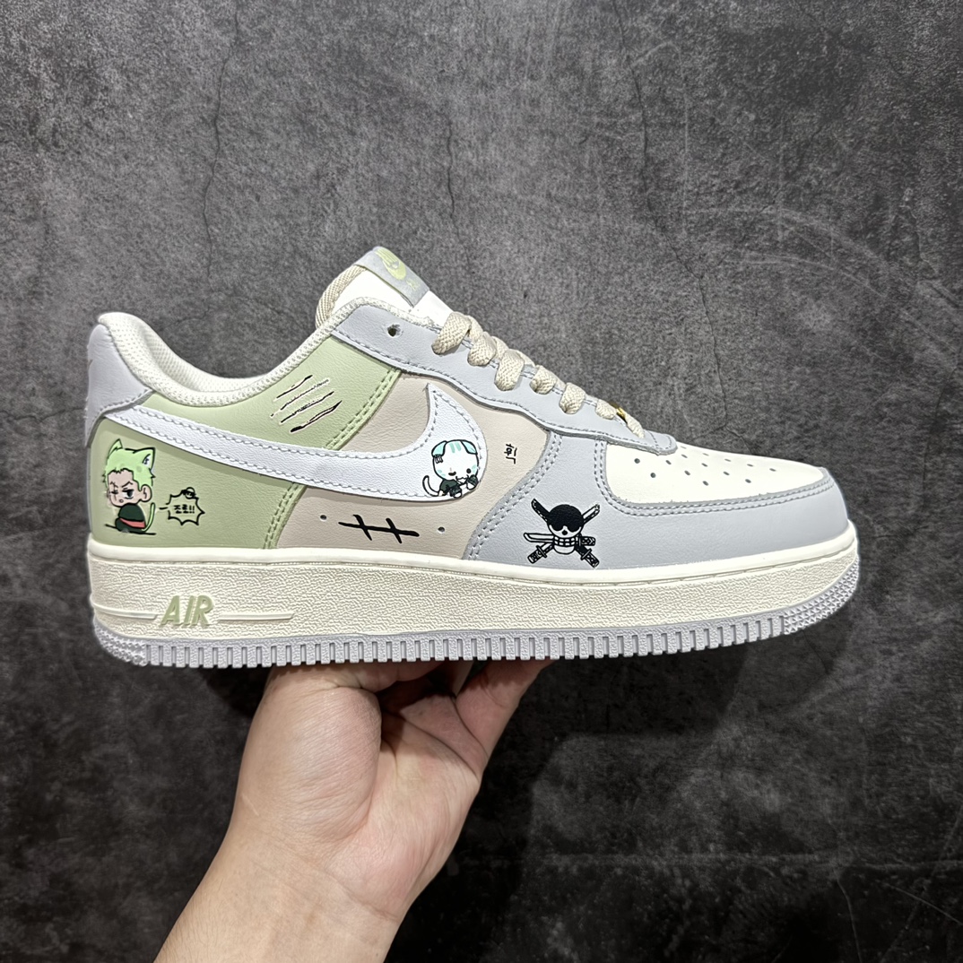 【公司级】Nk Air Force 1\’07 Low \”Three blade flow\” 海贼王系列-三刀流 空军一号低帮休闲运动板鞋 CJ0304-510rn#索隆的三把刀，和道一文字、秋水、阎魔（后换成了三代鬼彻），是他身体的延伸，也是他意志的象征。当战斗开始，他将三把刀咬在口中、握于手中，整个人的气势瞬间如火山喷发。r 尺码：36 36.5 37.5 38 38.5 39 40 40.5 41 42 42.5 43 44 44.5 45  编码：HXS290300-鞋库