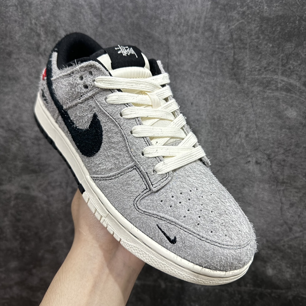 图片[3]-【定制版】Nk SB Dunk Low 斯图西系列-战斗灰黑勾勾 周年高端定制 低帮休闲板鞋 MM1089-027rn#定制鞋盒 大厂纯原品质出货 超高清洁度 皮料切割干净无任何毛边 细节完美 r 尺码：36 36.5 37.5 38 38.5 39 40 40.5 41 42 42.5 43 44 44.5 45 编码：HXS320340-鞋库