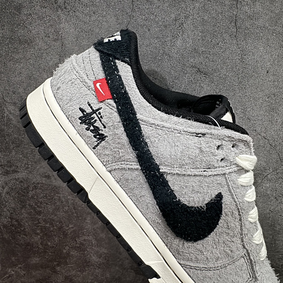 图片[7]-【定制版】Nk SB Dunk Low 斯图西系列-战斗灰黑勾勾 周年高端定制 低帮休闲板鞋 MM1089-027rn#定制鞋盒 大厂纯原品质出货 超高清洁度 皮料切割干净无任何毛边 细节完美 r 尺码：36 36.5 37.5 38 38.5 39 40 40.5 41 42 42.5 43 44 44.5 45 编码：HXS320340-鞋库