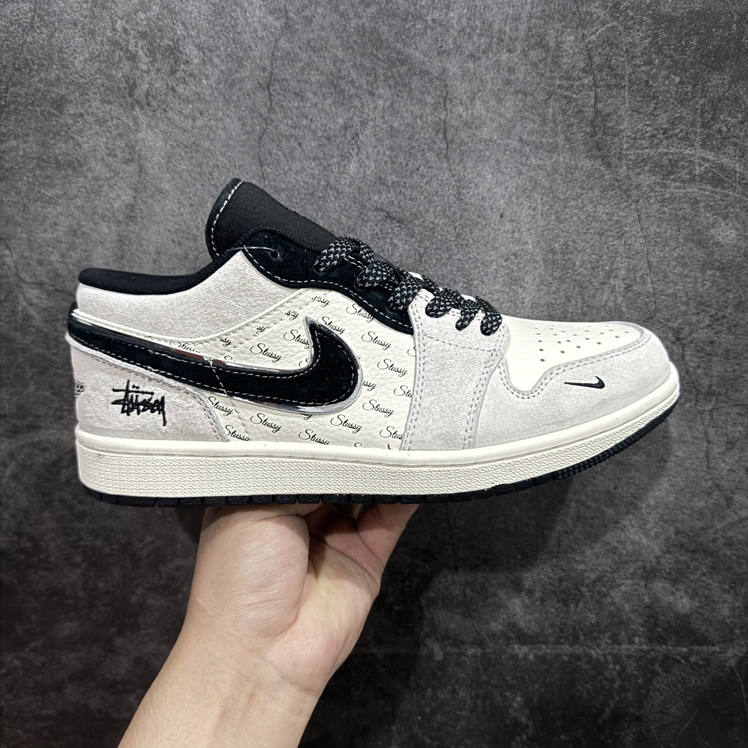 【定制版】Air Jordan 1 Low AJ1 乔1 斯图西联名-银边黑勾 高端定制 低帮复古篮球鞋 SJ9950-026rn#定制鞋盒 大厂纯原品质出货 超高清洁度 皮料切割干净无任何毛边 细节完美 r 尺码：36 36.5 37.5 38 38.5 39 40 40.5 41 42 42.5 43 44 44.5 45  编码：HXS320340-鞋库