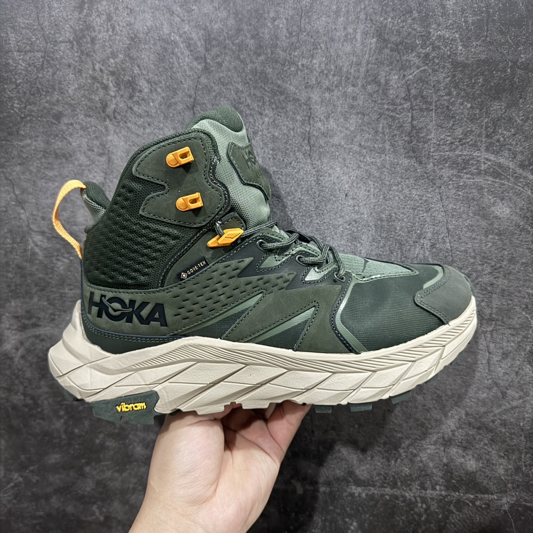 【纯原版】Hoka M ANACAPA Mid GTX 中帮厚底锯齿坦克户外运动鞋 Vibram辽宁代工原装外底提供强大的防滑性能 5MM多向凸耳提供多种地形下的强劲抓地力 鞋面加入防水功能 汗气却可经由GORE-TEX薄膜上的微孔排出 皮革鞋面搭配耐磨 橡胶鞋头使鞋面具有良好的透气性 支撑性及保护性 上层缓冲EVA可为足底带来柔软舒适的缓冲感 底层橡胶化泡棉提供持久的缓震和支撑  尺码：36 36.5 37 38 38.5 39 40 40.5 41 42 42.5 43 44 44.5 45 46 编码：MZ370390-鞋库