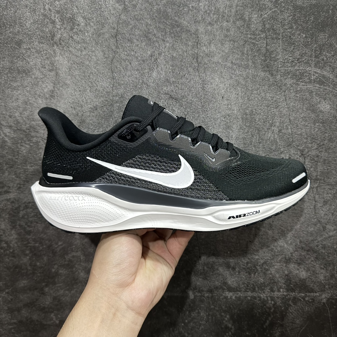 【DT纯原版】Air Zoom Pegasus 41 飞马系列n外贸专供订单 原厂折返国内销售国外专柜标准数据开发nOEM代工厂标准工艺 飞马系列全新一代n拥有 Zoom Air 一如既往的稳定感和流畅感 鞋面采用工程网眼设计 为特定高热区域营造出色透气性 进一步增加鞋面的穿孔数量 让足部能够快速散热  中足搭配 Flywire 飞线 在高速运动时营造舒适稳定的贴合感 内置Zoon气垫加持 动力十足！ 官方货号：FD2722 002 尺码：36 36.5 37.5 38 38.5 39 40 40.5 41 42 42.5 43 44 44.5 45  编码：DL230250-鞋库