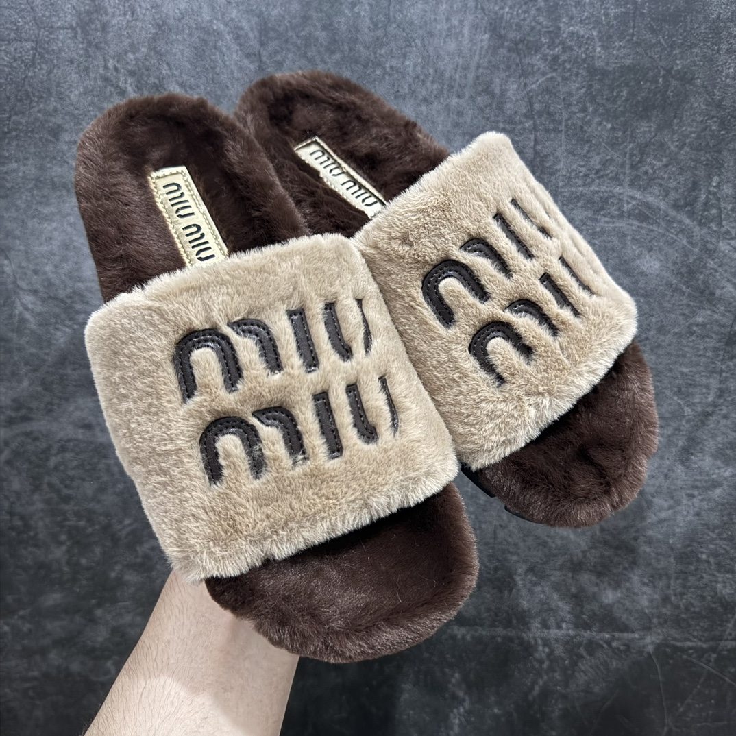 图片[9]-【广东纯原版本】miumiu2024兔毛 毛毛拖 原纯兔毛 采用真正的兔毛！1：1开模👍 可以对比市面上的任何版本 秒杀市场一切版本 欧美名媛 明星 网红girl 大爱款 ， 单色兔毛蓬松柔软 亲肤柔软冬季必备款 富有时尚元素，鞋面外表 贵气感十足 穿上它总能展现女性时尚韵味 时尚却不过分张扬 面料：原纯兔毛 内里：原纯兔毛 鞋底：防滑橡胶底 尺码：35-40-选品中心