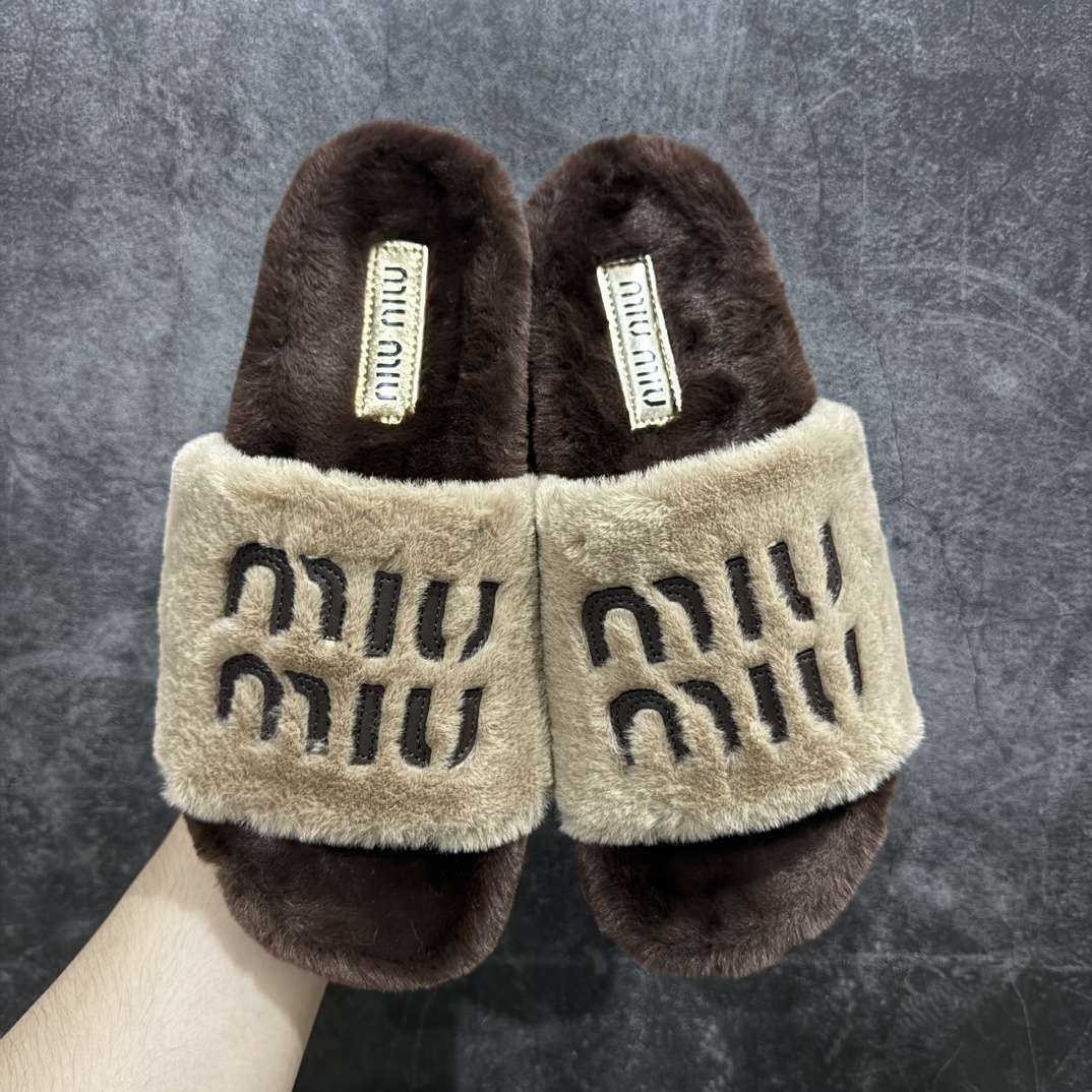 图片[8]-【广东纯原版本】miumiu2024兔毛 毛毛拖 原纯兔毛 采用真正的兔毛！1：1开模👍 可以对比市面上的任何版本 秒杀市场一切版本 欧美名媛 明星 网红girl 大爱款 ， 单色兔毛蓬松柔软 亲肤柔软冬季必备款 富有时尚元素，鞋面外表 贵气感十足 穿上它总能展现女性时尚韵味 时尚却不过分张扬 面料：原纯兔毛 内里：原纯兔毛 鞋底：防滑橡胶底 尺码：35-40-选品中心