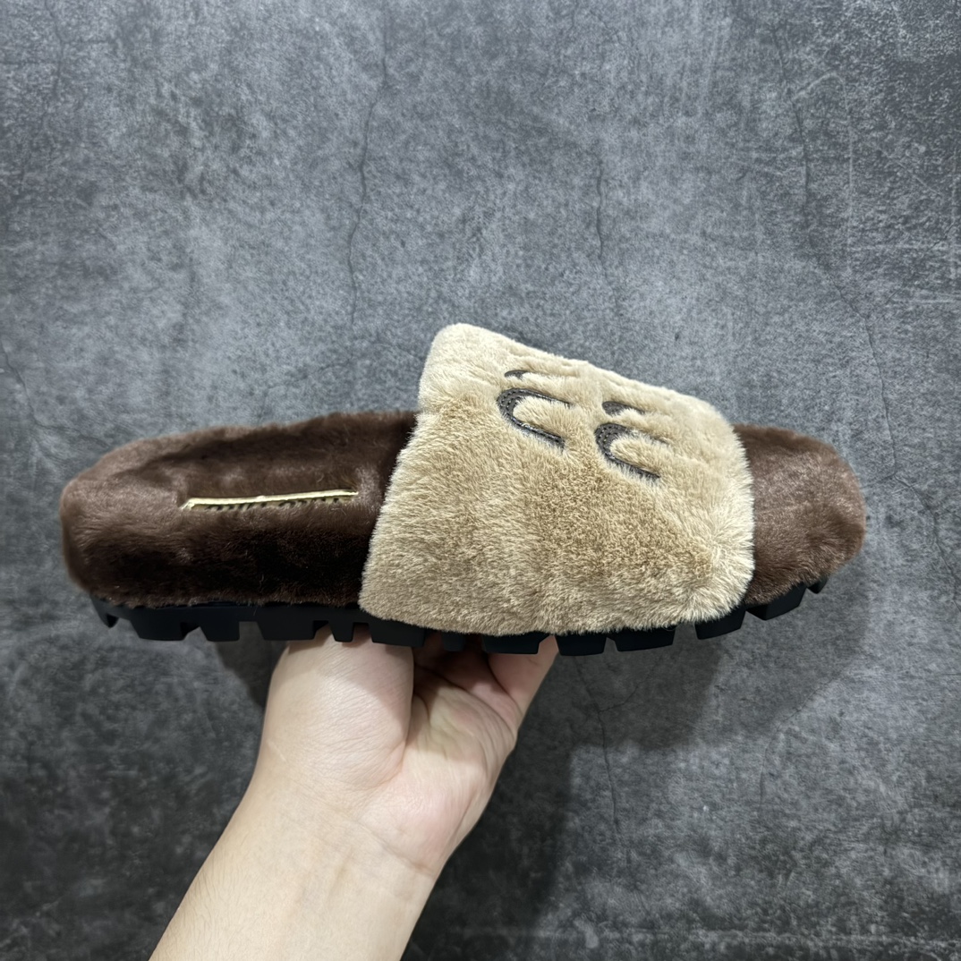 【广东纯原版本】miumiu2024兔毛 毛毛拖 原纯兔毛 采用真正的兔毛!1:1开模👍 可以对比市面上的任何版本 秒杀市场一切版本 欧美名媛 明星 网红girl 大爱款 , 单色兔毛蓬松柔软 亲肤柔软冬季必备款 富有时尚元素,鞋面外表 贵气感十足 穿上它总能展现女性时尚韵味 时尚却不过分张扬 面料:原纯兔毛 内里:原纯兔毛 鞋底:防滑橡胶底 尺码:35-40-选品中心