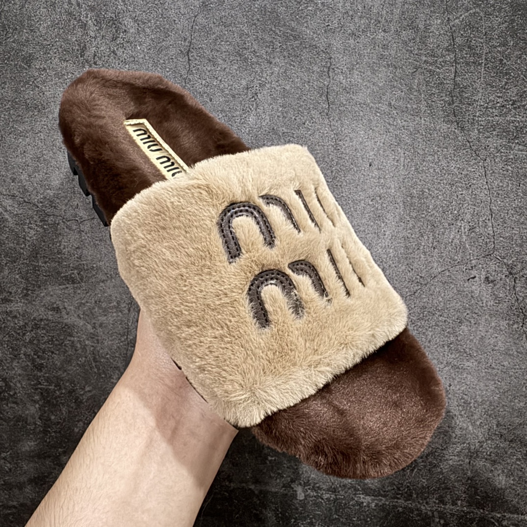 图片[3]-【广东纯原版本】miumiu2024兔毛 毛毛拖 原纯兔毛 采用真正的兔毛！1：1开模👍 可以对比市面上的任何版本 秒杀市场一切版本 欧美名媛 明星 网红girl 大爱款 ， 单色兔毛蓬松柔软 亲肤柔软冬季必备款 富有时尚元素，鞋面外表 贵气感十足 穿上它总能展现女性时尚韵味 时尚却不过分张扬 面料：原纯兔毛 内里：原纯兔毛 鞋底：防滑橡胶底 尺码：35-40-选品中心