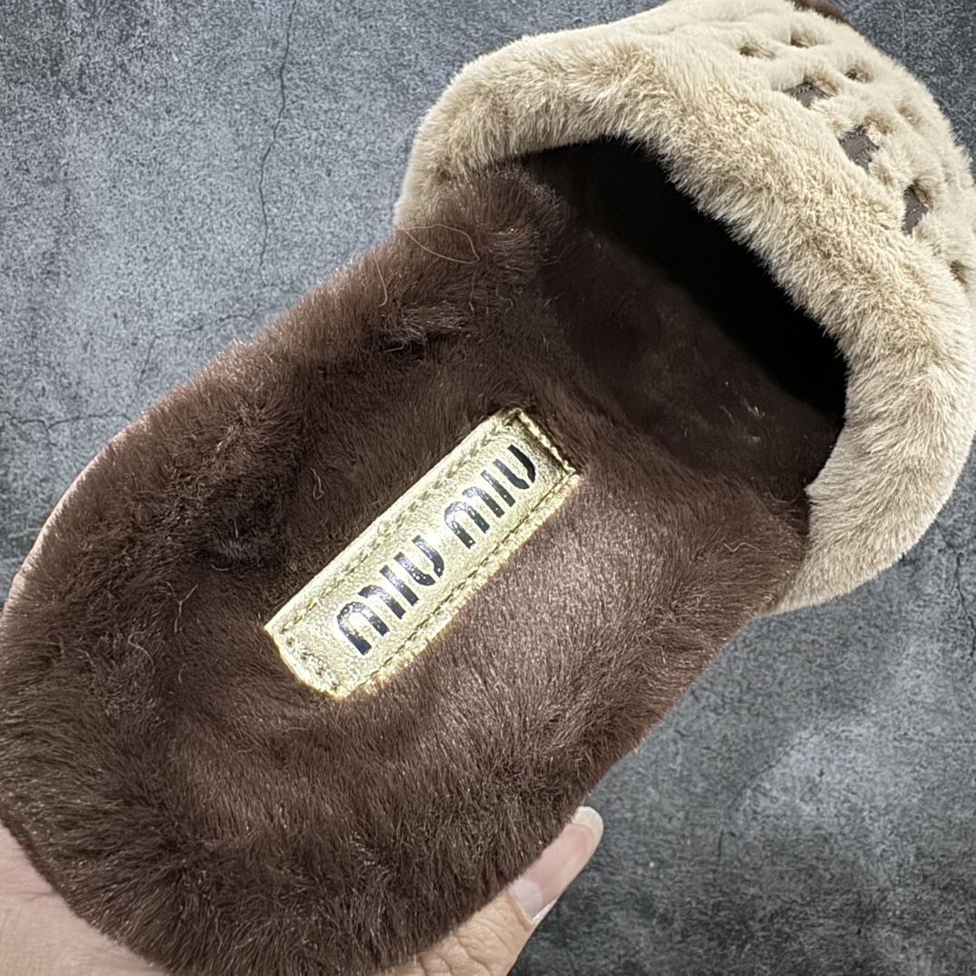 图片[6]-【广东纯原版本】miumiu2024兔毛 毛毛拖 原纯兔毛 采用真正的兔毛！1：1开模👍 可以对比市面上的任何版本 秒杀市场一切版本 欧美名媛 明星 网红girl 大爱款 ， 单色兔毛蓬松柔软 亲肤柔软冬季必备款 富有时尚元素，鞋面外表 贵气感十足 穿上它总能展现女性时尚韵味 时尚却不过分张扬 面料：原纯兔毛 内里：原纯兔毛 鞋底：防滑橡胶底 尺码：35-40-选品中心