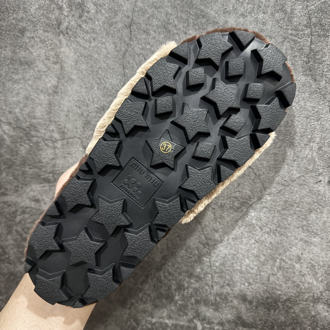 图片[4]-【广东纯原版本】miumiu2024兔毛 毛毛拖 原纯兔毛 采用真正的兔毛！1：1开模👍 可以对比市面上的任何版本 秒杀市场一切版本 欧美名媛 明星 网红girl 大爱款 ， 单色兔毛蓬松柔软 亲肤柔软冬季必备款 富有时尚元素，鞋面外表 贵气感十足 穿上它总能展现女性时尚韵味 时尚却不过分张扬 面料：原纯兔毛 内里：原纯兔毛 鞋底：防滑橡胶底 尺码：35-40-选品中心