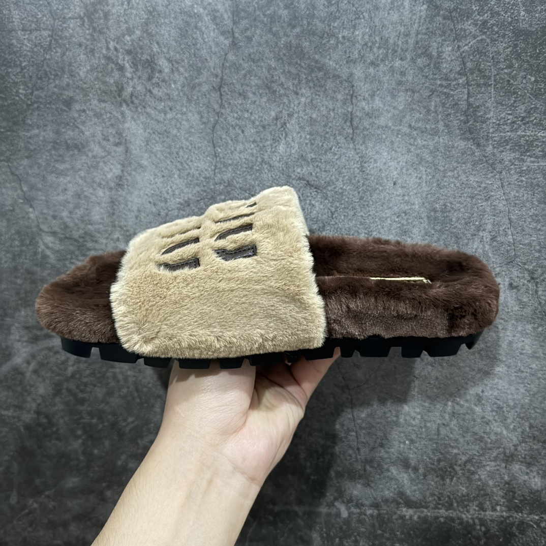 图片[2]-【广东纯原版本】miumiu2024兔毛 毛毛拖 原纯兔毛 采用真正的兔毛！1：1开模👍 可以对比市面上的任何版本 秒杀市场一切版本 欧美名媛 明星 网红girl 大爱款 ， 单色兔毛蓬松柔软 亲肤柔软冬季必备款 富有时尚元素，鞋面外表 贵气感十足 穿上它总能展现女性时尚韵味 时尚却不过分张扬 面料：原纯兔毛 内里：原纯兔毛 鞋底：防滑橡胶底 尺码：35-40-选品中心