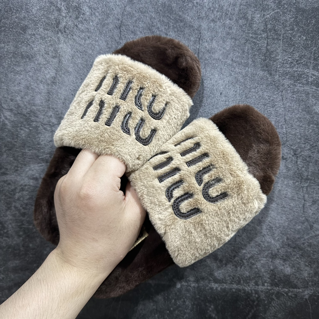 图片[7]-【广东纯原版本】miumiu2024兔毛 毛毛拖 原纯兔毛 采用真正的兔毛！1：1开模👍 可以对比市面上的任何版本 秒杀市场一切版本 欧美名媛 明星 网红girl 大爱款 ， 单色兔毛蓬松柔软 亲肤柔软冬季必备款 富有时尚元素，鞋面外表 贵气感十足 穿上它总能展现女性时尚韵味 时尚却不过分张扬 面料：原纯兔毛 内里：原纯兔毛 鞋底：防滑橡胶底 尺码：35-40-选品中心