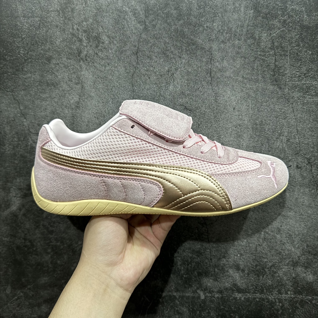 【正确版】Open YY x Puma 彪马联名设计师品牌运动鞋 长鞋舌可拆卸粉色nn完美版型 品质细节秒杀市场通货版本，欢迎对比pk💪🏻n被🇰🇷博主种草的puma复古speedcat鞋型回归和open yy联名整活它独特且漂亮，因为它是绒面革＋网状材料。尖头且可拆卸的舌头！无论戴上还是脱下都很可爱。n鞋面材质：原版定制牛反绒n鞋里材质：羊皮n鞋底材质：原版耐磨橡胶防滑底 尺码：35-45 编码：NM220340-鞋库