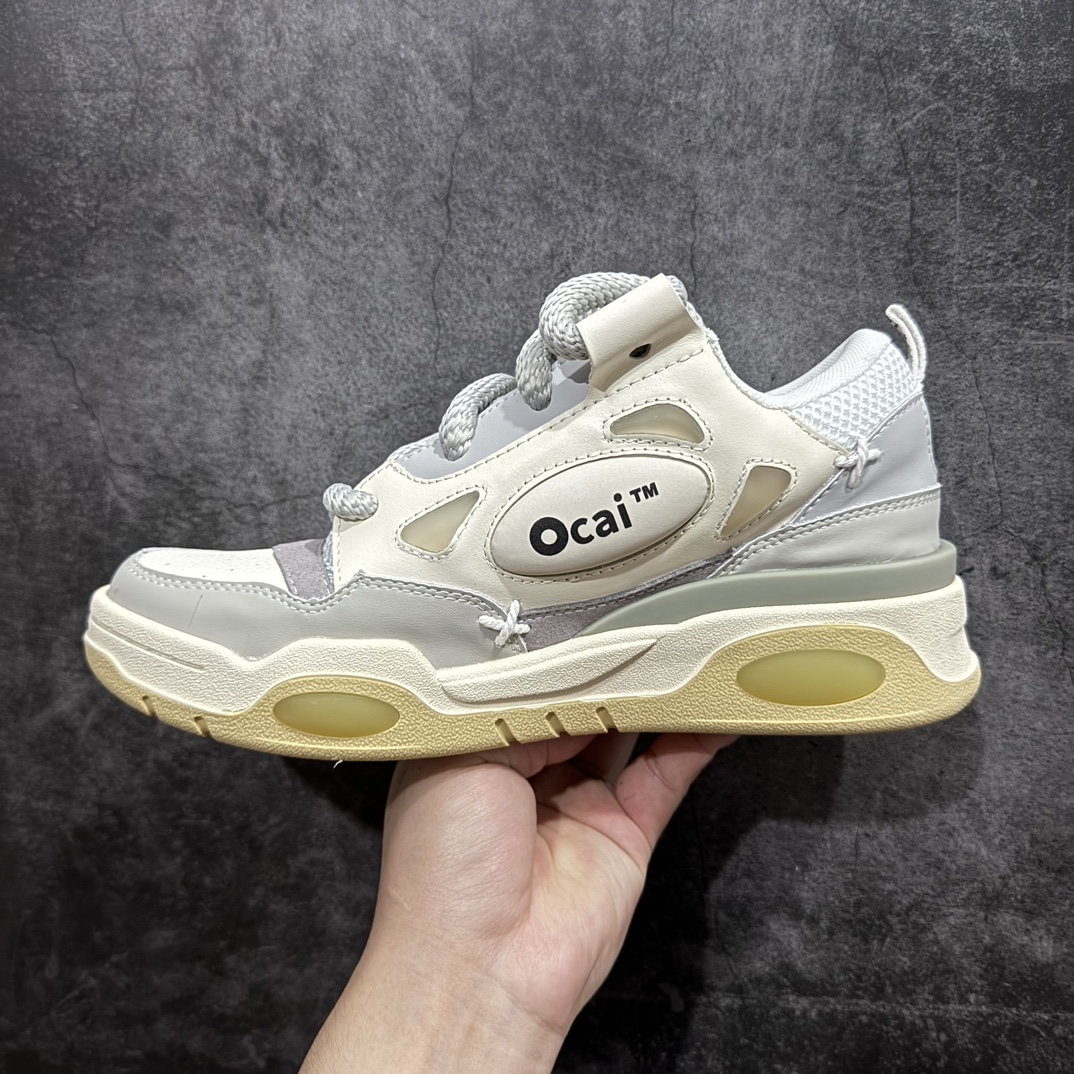 图片[2]-【广东纯原版本】Ocai Retro Sneaker 复古单品n男女鞋广东原产配件超大天地盖礼盒装#采用粒面头层皮组合牛剖革鞋面材质#内嵌缓震发泡注塑乳胶Eva物料鞋垫#底层双隔色耐磨橡胶大底❗宝藏国产面包鞋,国潮品牌Ocai Retro Sneaker 复古系列街头低帮厚底休闲运动面包板鞋 Ocai是Old Order团队在2022年新的一个企划项目。Ocai的创立以满足当下都市年轻男女的通勤基础款为基础，加以版型，面料，工艺以及满足当代时下艺术风格的一些元素来加以改革，深究每件产品的质感与细节，用满足现代审美的工艺及手法重新优化，诠释经典。通过融入更多新颖的工艺手法及风格来对服装进行进一步的更新与表达，融会贯通加以更现代的手法来重新审视与优化经典！ 货号：OC220231 尺码：35 36 37 38 39 40 41 42 43 44 45 编码：TL390400-鞋库