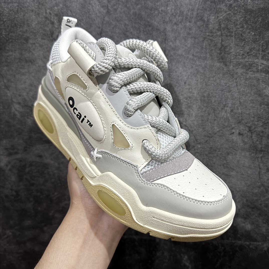 图片[3]-【广东纯原版本】Ocai Retro Sneaker 复古单品n男女鞋广东原产配件超大天地盖礼盒装#采用粒面头层皮组合牛剖革鞋面材质#内嵌缓震发泡注塑乳胶Eva物料鞋垫#底层双隔色耐磨橡胶大底❗宝藏国产面包鞋,国潮品牌Ocai Retro Sneaker 复古系列街头低帮厚底休闲运动面包板鞋 Ocai是Old Order团队在2022年新的一个企划项目。Ocai的创立以满足当下都市年轻男女的通勤基础款为基础，加以版型，面料，工艺以及满足当代时下艺术风格的一些元素来加以改革，深究每件产品的质感与细节，用满足现代审美的工艺及手法重新优化，诠释经典。通过融入更多新颖的工艺手法及风格来对服装进行进一步的更新与表达，融会贯通加以更现代的手法来重新审视与优化经典！ 货号：OC220231 尺码：35 36 37 38 39 40 41 42 43 44 45 编码：TL390400-鞋库