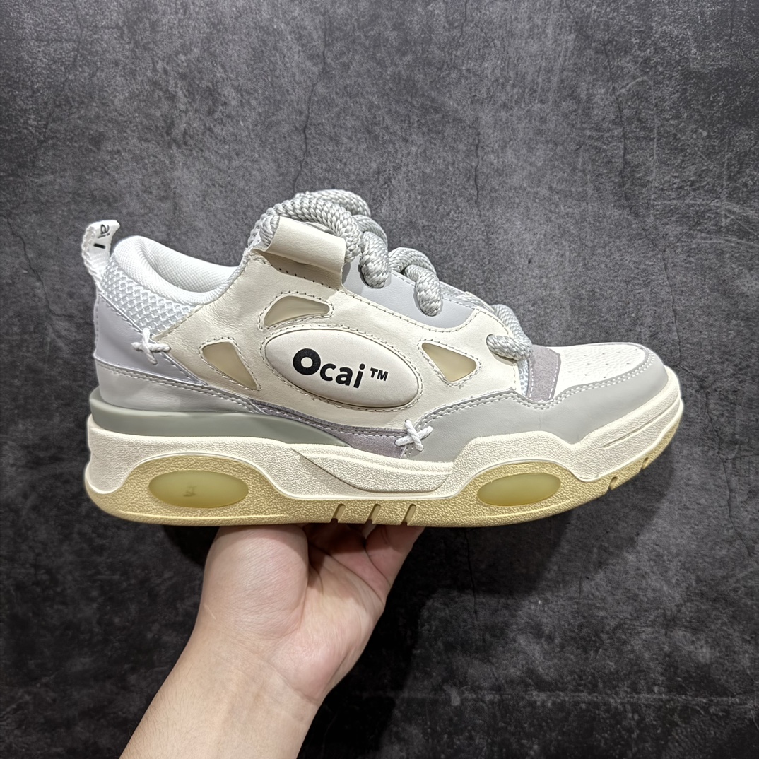 【广东纯原版本】Ocai Retro Sneaker 复古单品n男女鞋广东原产配件超大天地盖礼盒装#采用粒面头层皮组合牛剖革鞋面材质#内嵌缓震发泡注塑乳胶Eva物料鞋垫#底层双隔色耐磨橡胶大底❗宝藏国产面包鞋,国潮品牌Ocai Retro Sneaker 复古系列街头低帮厚底休闲运动面包板鞋 Ocai是Old Order团队在2022年新的一个企划项目。Ocai的创立以满足当下都市年轻男女的通勤基础款为基础，加以版型，面料，工艺以及满足当代时下艺术风格的一些元素来加以改革，深究每件产品的质感与细节，用满足现代审美的工艺及手法重新优化，诠释经典。通过融入更多新颖的工艺手法及风格来对服装进行进一步的更新与表达，融会贯通加以更现代的手法来重新审视与优化经典！ 货号：OC220231 尺码：35 36 37 38 39 40 41 42 43 44 45 编码：TL390400-鞋库