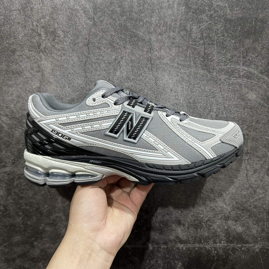 【纯原版】NB新百伦New Balance M1906R  M1906RLJ 系列复古老爹风休闲运动慢跑鞋采用轻质牛剖革拼接透气网眼衬垫织物鞋面材质#T-Beam大底提供足步弓支撑，保持步态稳定#后跟搭载外露缓震胶 鞋身整体以各种深浅不一的灰色覆盖，鞋头以淡蓝色调装饰，网眼衬垫通过不规律的色块实现做旧的美感，泛黄的鞋底更是进一步增添了复古气息。 尺码：36 37 37.5 38 38.5 39.5 40 40.5 41.5 42 42.5 43 44 45 46.5 编码：JP260280-鞋库