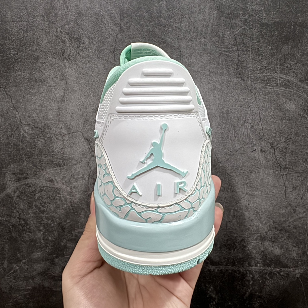 图片[4]-【纯原N版】Air Jordan Legacy AJ312 Low低帮复古篮球鞋 白浅绿 HJ9041-100nn市场最强独一档产物 全套原纸板楦头开发 原厂大底磨具加持立体防滑纹理 原档数据后跟TPU子母扣魔术贴 原装可视Air Sole气垫 原汁原味最完美的312代版型 唯一正确鞋头趴度弧度高度鞋身腰线 进口港宝加持 后跟自然饱满 全鞋荧光划线卡点 追求极致完美 每一双都是工艺品 多重QC质检 超越公司货的品控标准 实实在在的免检产品 鞋身采用了皮革材质打造 横跨鞋面的魔术贴十分吸睛 侧面的Swoosh Logo的一部分被鞋面遮挡了一部分 颇具玩味 魔术贴上标有NK标识 而鞋舌上是Jordan的经典红色飞翼Logo 后跟和鞋底均采用了AJ3的设计 后跟上同样也使用了经典的爆裂纹图案SIZE：36 36.5 37.5 38 38.5 39 40 40.5 41 42 42.5 43 44 44.5 45 46 47.5 编码：QH2802300-鞋库