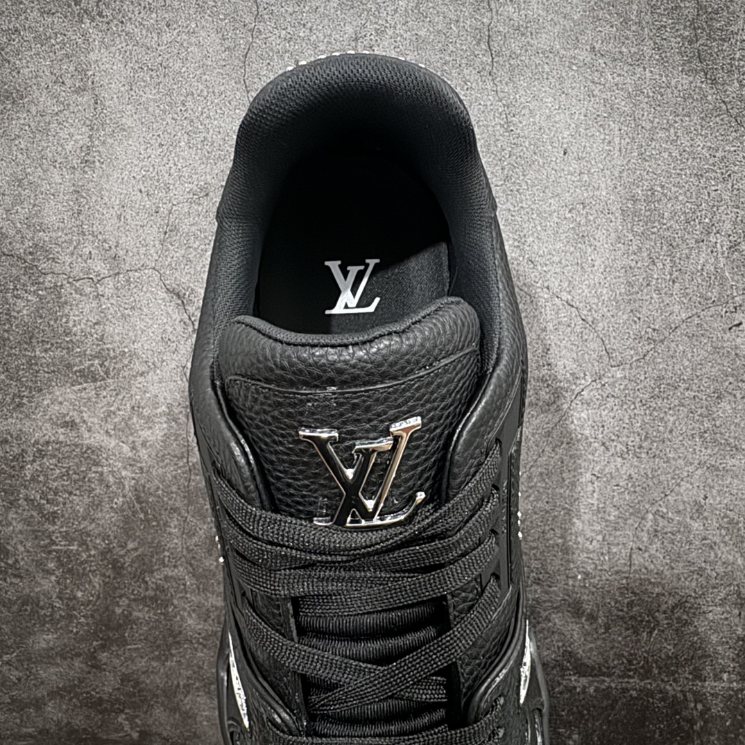 图片[8]-【广东纯原版本】LOUIS VUITTON  LV Trainer 小牛皮低帮板鞋钻款n市场所有版本中综合最强的货品 GD实力大厂出品  全网最全配色更新最快 最成熟的做工稳定的品控  完美鞋型超高的清洁度 零毛边线头瑕疵 全套原楦原纸版原鞋开模 全网最具灵魂的版型 正确原装黄色鞋盒 正确中底印花 鞋面印花3D高频深度立体 全鞋电脑针车 紧密相连 针距密度一致 环保乳胶注塑鞋垫 厚度脚感还原原版 皮面裁剪部位 统一油边封口工艺 原装橡胶大底含胶量大底组合零偏差 专柜全套包装 防尘袋 说明书 质保卡 男鞋  尺码：38 39 40 41 42 43 44 45 46 编码：HH500550-鞋库