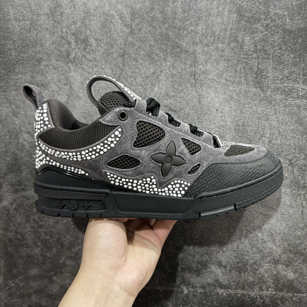 【广东纯原版本】LOUIS VUITTON Skate lv小牛皮印花低帮板鞋钻款n市场所有版本中综合最强的货品 GD实力大厂出品  全网最全配色更新最快 最成熟的做工稳定的品控  完美鞋型超高的清洁度 零毛边线头瑕疵 全套原楦原纸版原鞋开模 全网最具灵魂的版型 正确原装黄色鞋盒 正确中底印花 鞋面印花3D高频深度立体 全鞋电脑针车 紧密相连 针距密度一致 环保乳胶注塑鞋垫 厚度脚感还原原版 皮面裁剪部位 统一油边封口工艺 原装橡胶大底含胶量大底组合零偏差 专柜全套包装 防尘袋 说明书 质保卡 男鞋  尺码：38 39 40 41 42 43 44 45 46 编码：HH520550-鞋库