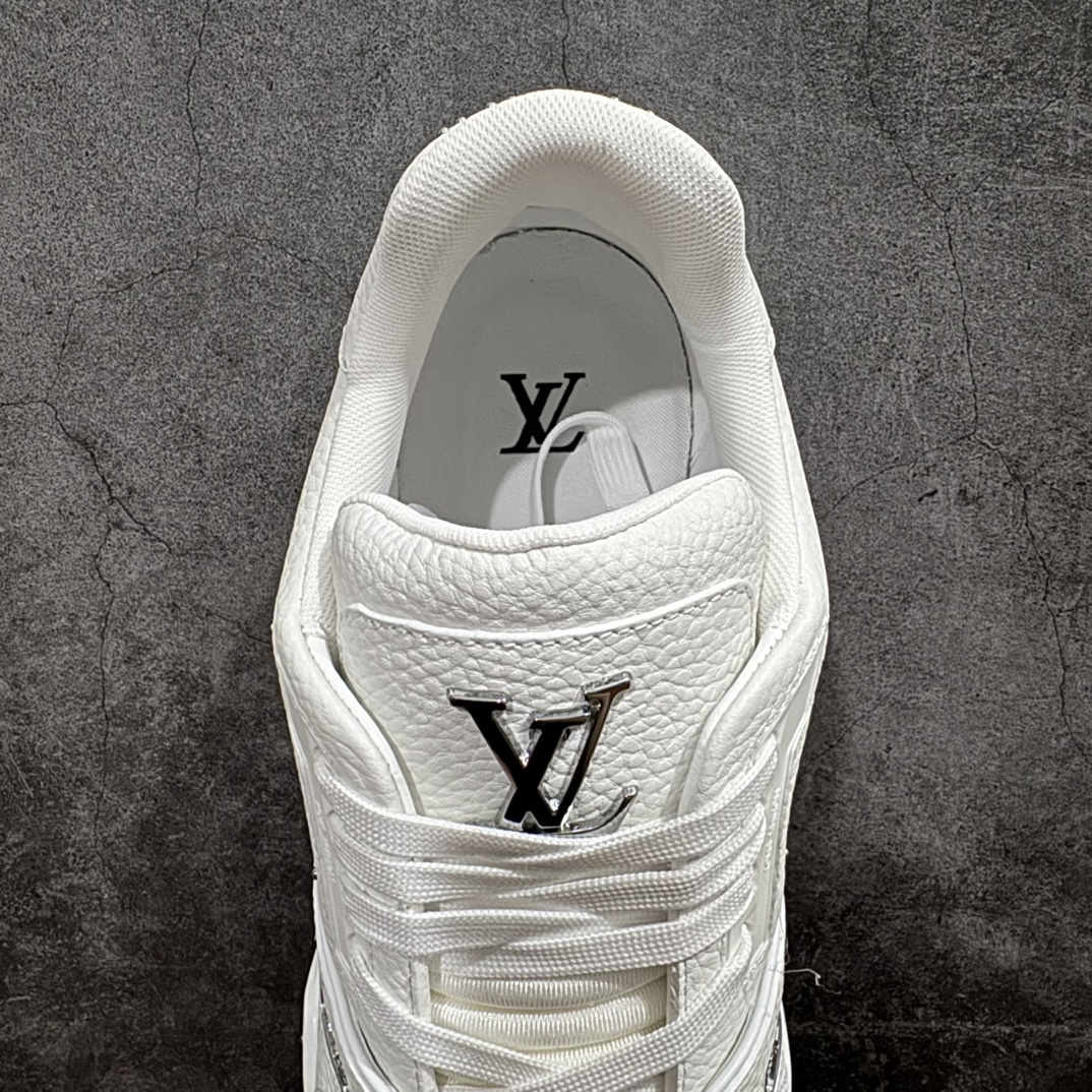 图片[8]-【广东纯原版本】LOUIS VUITTON  LV Trainer 小牛皮低帮板鞋钻款n市场所有版本中综合最强的货品 GD实力大厂出品  全网最全配色更新最快 最成熟的做工稳定的品控  完美鞋型超高的清洁度 零毛边线头瑕疵 全套原楦原纸版原鞋开模 全网最具灵魂的版型 正确原装黄色鞋盒 正确中底印花 鞋面印花3D高频深度立体 全鞋电脑针车 紧密相连 针距密度一致 环保乳胶注塑鞋垫 厚度脚感还原原版 皮面裁剪部位 统一油边封口工艺 原装橡胶大底含胶量大底组合零偏差 专柜全套包装 防尘袋 说明书 质保卡 男鞋  尺码：38 39 40 41 42 43 44 45 46 编码：HH500550-鞋库