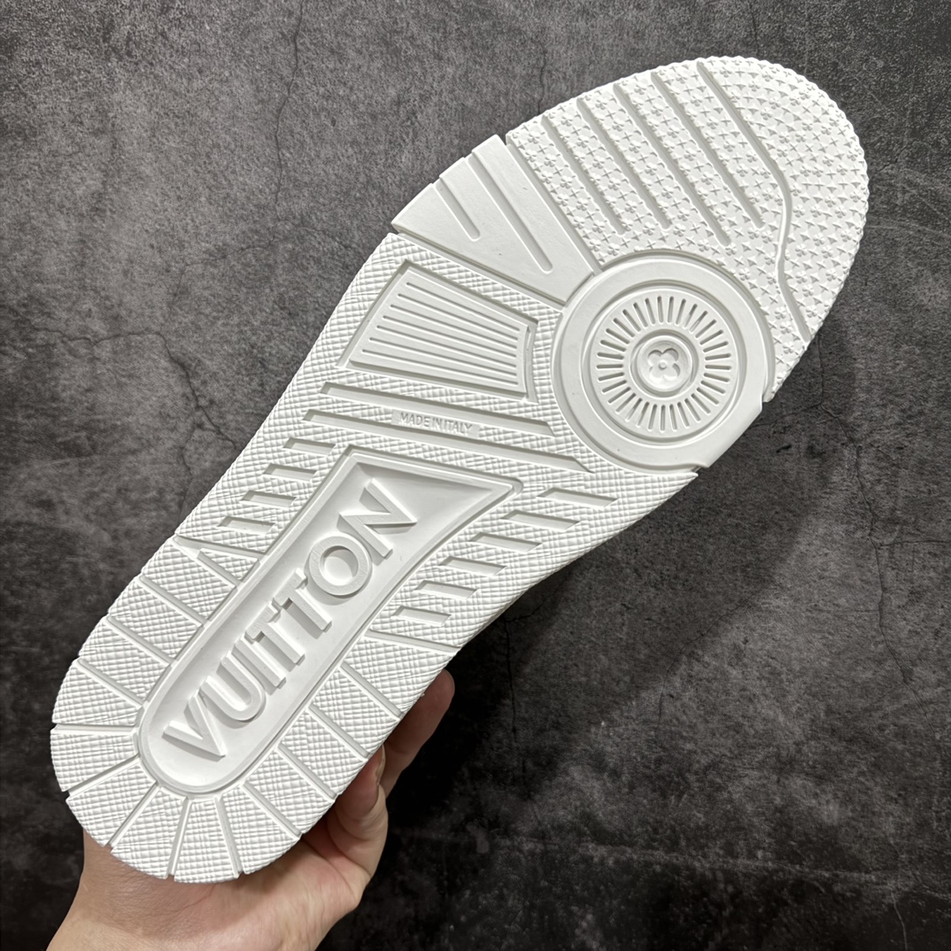 图片[9]-【广东纯原版本】LOUIS VUITTON  LV Trainer 小牛皮低帮板鞋钻款n市场所有版本中综合最强的货品 GD实力大厂出品  全网最全配色更新最快 最成熟的做工稳定的品控  完美鞋型超高的清洁度 零毛边线头瑕疵 全套原楦原纸版原鞋开模 全网最具灵魂的版型 正确原装黄色鞋盒 正确中底印花 鞋面印花3D高频深度立体 全鞋电脑针车 紧密相连 针距密度一致 环保乳胶注塑鞋垫 厚度脚感还原原版 皮面裁剪部位 统一油边封口工艺 原装橡胶大底含胶量大底组合零偏差 专柜全套包装 防尘袋 说明书 质保卡 男鞋  尺码：38 39 40 41 42 43 44 45 46 编码：HH500550-鞋库