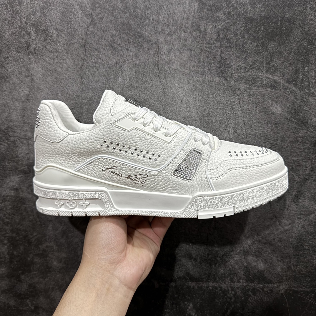 【广东纯原版本】LOUIS VUITTON  LV Trainer 小牛皮低帮板鞋钻款n市场所有版本中综合最强的货品 GD实力大厂出品  全网最全配色更新最快 最成熟的做工稳定的品控  完美鞋型超高的清洁度 零毛边线头瑕疵 全套原楦原纸版原鞋开模 全网最具灵魂的版型 正确原装黄色鞋盒 正确中底印花 鞋面印花3D高频深度立体 全鞋电脑针车 紧密相连 针距密度一致 环保乳胶注塑鞋垫 厚度脚感还原原版 皮面裁剪部位 统一油边封口工艺 原装橡胶大底含胶量大底组合零偏差 专柜全套包装 防尘袋 说明书 质保卡 男鞋  尺码：38 39 40 41 42 43 44 45 46 编码：HH500550-鞋库