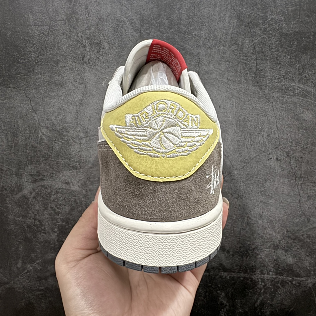 图片[4]-【定制版】Travis Scott x Fragment Design x Air Jordan 1 Low OG SP AJ1 乔1 斯图西联名-米粽黄尾 低帮文化休闲板鞋 SJ2068-136rn#多方联名合作融合了Travis Scott 独特的音乐风格，藤原浩个性的设计风格以及Jordan品牌的经典元素 使其成为一双具有独特身份和价值的鞋子 清新而立体的外观加上联名标识更突出了其独特身份 这种配色方案显示出活力和时尚感 在视觉上引人注目  鞋身的质感和细腻的细节处理使其显得高端而格调十足  这款“倒钩”联名是设计与创意完美结合  融合多方的个性风格是一款备受瞩目的潮流鞋款r 尺码：36 36.5 37.5 38 38.5 39 40 40.5 41 42 42.5 43 44 44.5 45  编码：HXS320340-鞋库