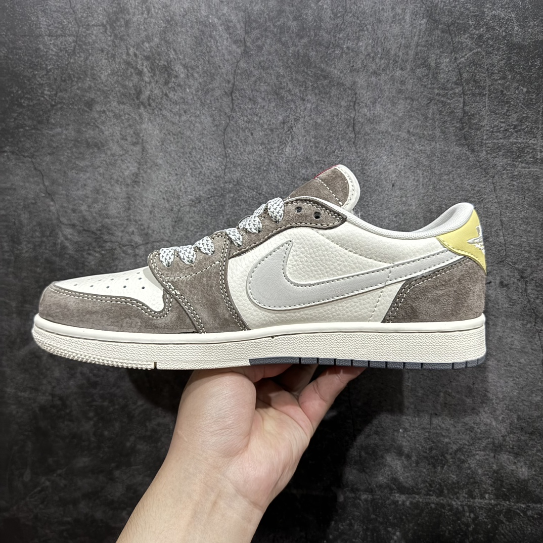 图片[2]-【定制版】Travis Scott x Fragment Design x Air Jordan 1 Low OG SP AJ1 乔1 斯图西联名-米粽黄尾 低帮文化休闲板鞋 SJ2068-136rn#多方联名合作融合了Travis Scott 独特的音乐风格，藤原浩个性的设计风格以及Jordan品牌的经典元素 使其成为一双具有独特身份和价值的鞋子 清新而立体的外观加上联名标识更突出了其独特身份 这种配色方案显示出活力和时尚感 在视觉上引人注目  鞋身的质感和细腻的细节处理使其显得高端而格调十足  这款“倒钩”联名是设计与创意完美结合  融合多方的个性风格是一款备受瞩目的潮流鞋款r 尺码：36 36.5 37.5 38 38.5 39 40 40.5 41 42 42.5 43 44 44.5 45  编码：HXS320340-鞋库