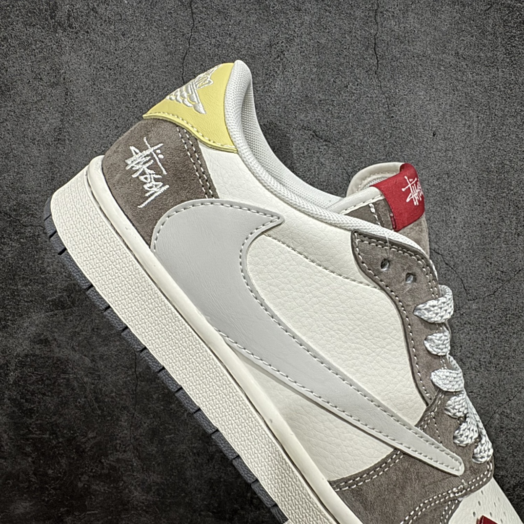 图片[7]-【定制版】Travis Scott x Fragment Design x Air Jordan 1 Low OG SP AJ1 乔1 斯图西联名-米粽黄尾 低帮文化休闲板鞋 SJ2068-136rn#多方联名合作融合了Travis Scott 独特的音乐风格，藤原浩个性的设计风格以及Jordan品牌的经典元素 使其成为一双具有独特身份和价值的鞋子 清新而立体的外观加上联名标识更突出了其独特身份 这种配色方案显示出活力和时尚感 在视觉上引人注目  鞋身的质感和细腻的细节处理使其显得高端而格调十足  这款“倒钩”联名是设计与创意完美结合  融合多方的个性风格是一款备受瞩目的潮流鞋款r 尺码：36 36.5 37.5 38 38.5 39 40 40.5 41 42 42.5 43 44 44.5 45  编码：HXS320340-鞋库