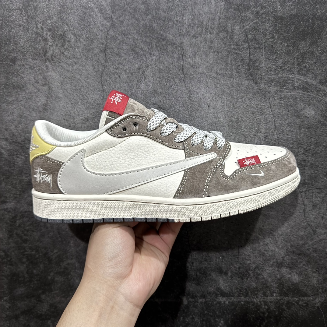 【定制版】Travis Scott x Fragment Design x Air Jordan 1 Low OG SP AJ1 乔1 斯图西联名-米粽黄尾 低帮文化休闲板鞋 SJ2068-136rn#多方联名合作融合了Travis Scott 独特的音乐风格，藤原浩个性的设计风格以及Jordan品牌的经典元素 使其成为一双具有独特身份和价值的鞋子 清新而立体的外观加上联名标识更突出了其独特身份 这种配色方案显示出活力和时尚感 在视觉上引人注目  鞋身的质感和细腻的细节处理使其显得高端而格调十足  这款“倒钩”联名是设计与创意完美结合  融合多方的个性风格是一款备受瞩目的潮流鞋款r 尺码：36 36.5 37.5 38 38.5 39 40 40.5 41 42 42.5 43 44 44.5 45  编码：HXS320340-鞋库