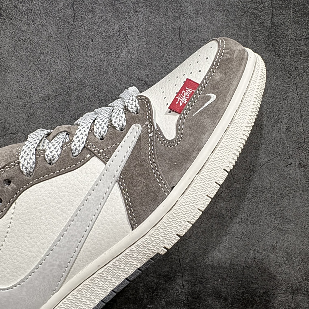 图片[6]-【定制版】Travis Scott x Fragment Design x Air Jordan 1 Low OG SP AJ1 乔1 斯图西联名-米粽黄尾 低帮文化休闲板鞋 SJ2068-136rn#多方联名合作融合了Travis Scott 独特的音乐风格，藤原浩个性的设计风格以及Jordan品牌的经典元素 使其成为一双具有独特身份和价值的鞋子 清新而立体的外观加上联名标识更突出了其独特身份 这种配色方案显示出活力和时尚感 在视觉上引人注目  鞋身的质感和细腻的细节处理使其显得高端而格调十足  这款“倒钩”联名是设计与创意完美结合  融合多方的个性风格是一款备受瞩目的潮流鞋款r 尺码：36 36.5 37.5 38 38.5 39 40 40.5 41 42 42.5 43 44 44.5 45  编码：HXS320340-鞋库