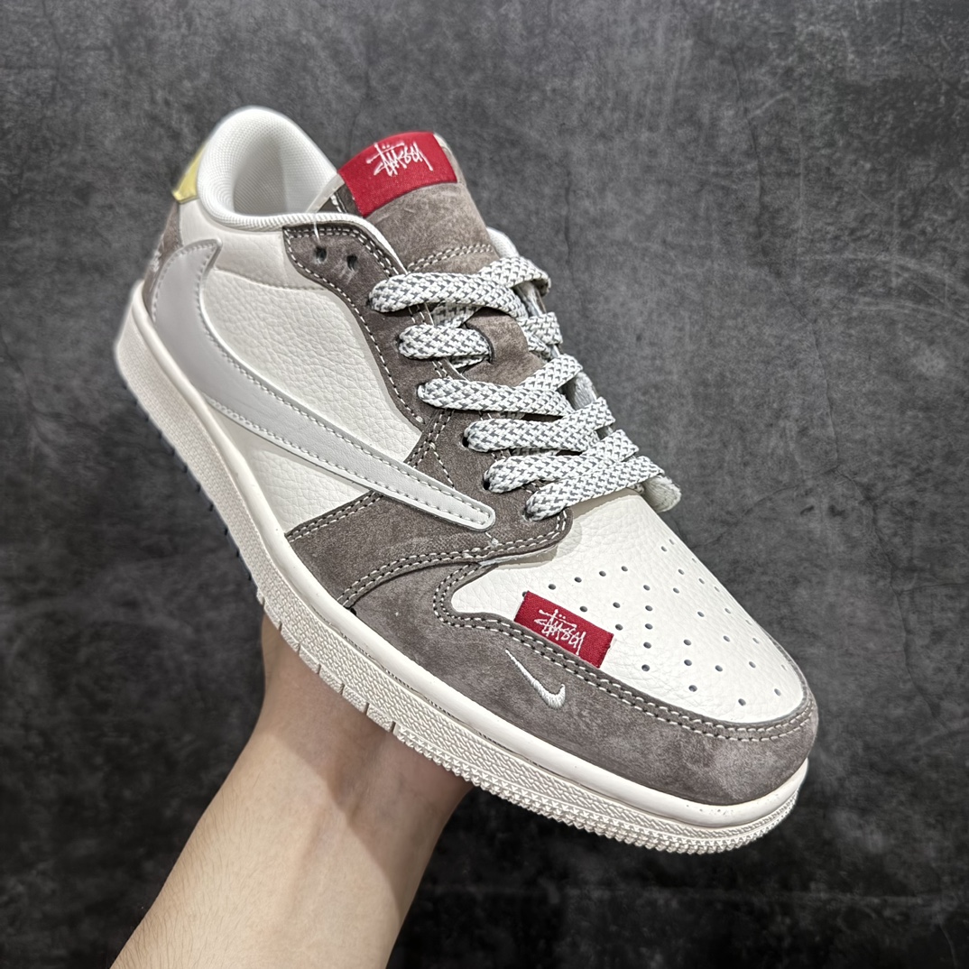 图片[3]-【定制版】Travis Scott x Fragment Design x Air Jordan 1 Low OG SP AJ1 乔1 斯图西联名-米粽黄尾 低帮文化休闲板鞋 SJ2068-136rn#多方联名合作融合了Travis Scott 独特的音乐风格，藤原浩个性的设计风格以及Jordan品牌的经典元素 使其成为一双具有独特身份和价值的鞋子 清新而立体的外观加上联名标识更突出了其独特身份 这种配色方案显示出活力和时尚感 在视觉上引人注目  鞋身的质感和细腻的细节处理使其显得高端而格调十足  这款“倒钩”联名是设计与创意完美结合  融合多方的个性风格是一款备受瞩目的潮流鞋款r 尺码：36 36.5 37.5 38 38.5 39 40 40.5 41 42 42.5 43 44 44.5 45  编码：HXS320340-鞋库