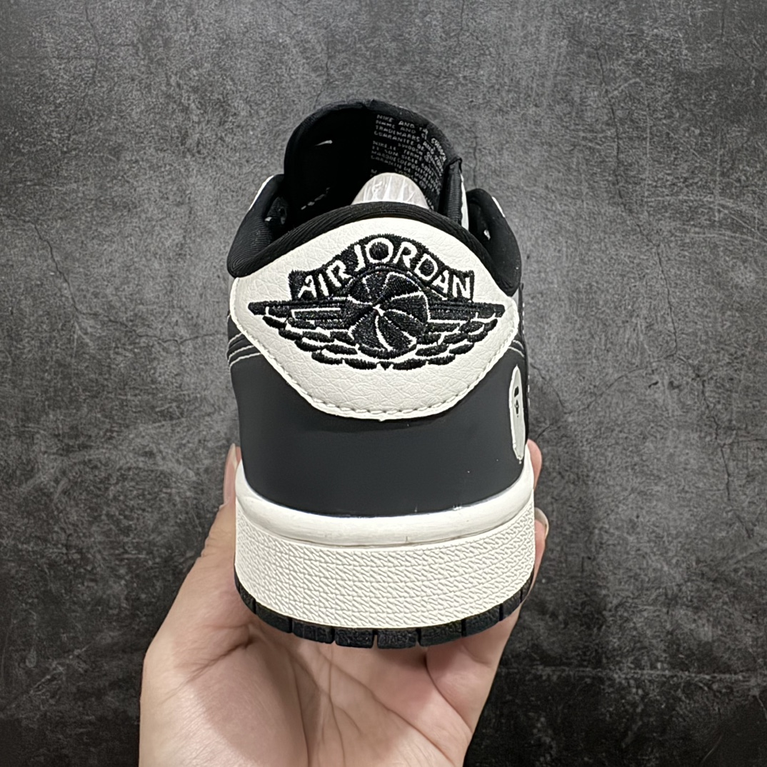 图片[4]-【定制版】Travis Scott x Fragment Design x Air Jordan 1 Low OG SP AJ1 乔1 Bape联名-黑白灰 低帮文化休闲板鞋 BB6511-626rn#多方联名合作融合了Travis Scott 独特的音乐风格，藤原浩个性的设计风格以及Jordan品牌的经典元素 使其成为一双具有独特身份和价值的鞋子 清新而立体的外观加上联名标识更突出了其独特身份 这种配色方案显示出活力和时尚感 在视觉上引人注目  鞋身的质感和细腻的细节处理使其显得高端而格调十足  这款“倒钩”联名是设计与创意完美结合  融合多方的个性风格是一款备受瞩目的潮流鞋款r 尺码：36 36.5 37.5 38 38.5 39 40 40.5 41 42 42.5 43 44 44.5 45  编码：HXS320340-鞋库