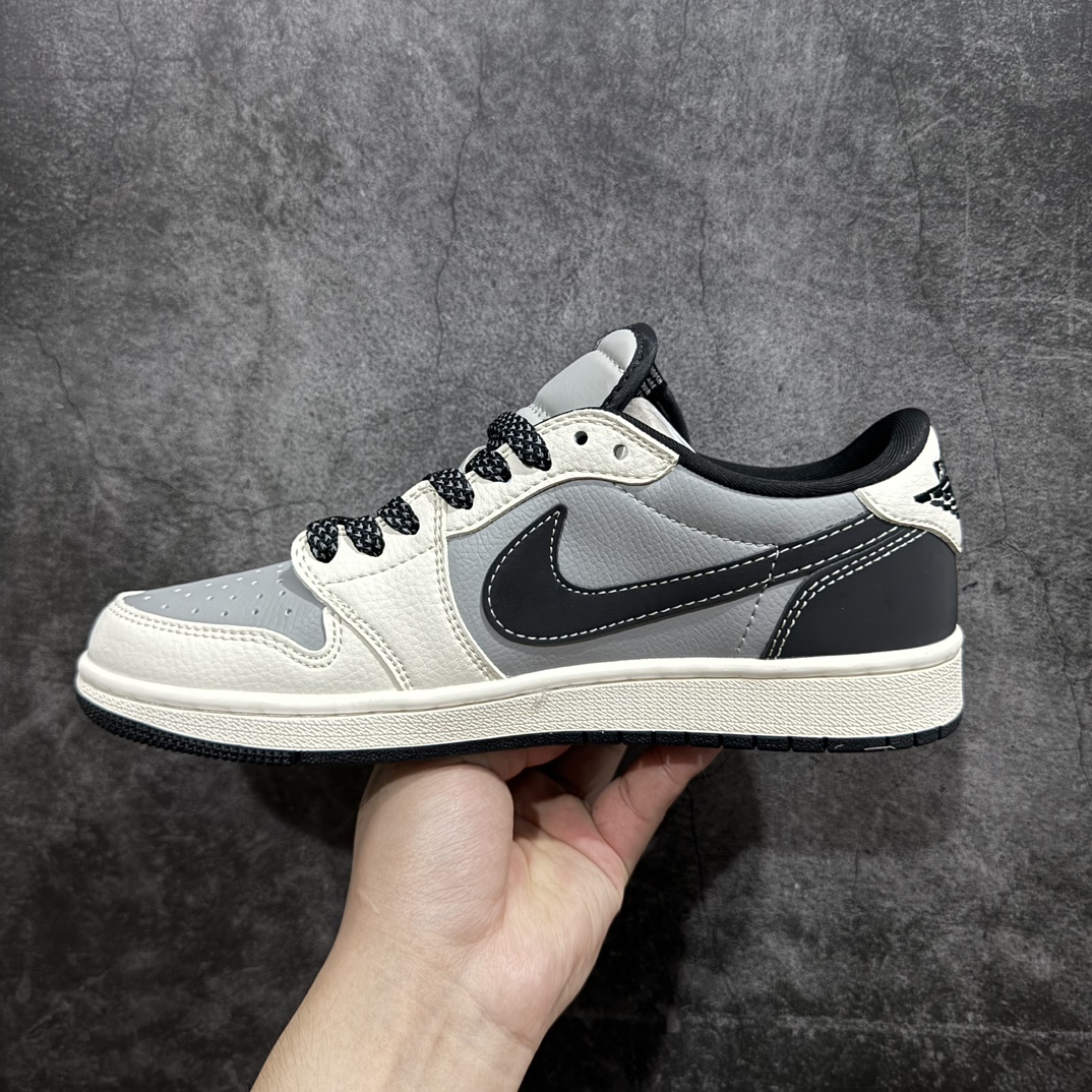 图片[2]-【定制版】Travis Scott x Fragment Design x Air Jordan 1 Low OG SP AJ1 乔1 Bape联名-黑白灰 低帮文化休闲板鞋 BB6511-626rn#多方联名合作融合了Travis Scott 独特的音乐风格，藤原浩个性的设计风格以及Jordan品牌的经典元素 使其成为一双具有独特身份和价值的鞋子 清新而立体的外观加上联名标识更突出了其独特身份 这种配色方案显示出活力和时尚感 在视觉上引人注目  鞋身的质感和细腻的细节处理使其显得高端而格调十足  这款“倒钩”联名是设计与创意完美结合  融合多方的个性风格是一款备受瞩目的潮流鞋款r 尺码：36 36.5 37.5 38 38.5 39 40 40.5 41 42 42.5 43 44 44.5 45  编码：HXS320340-鞋库