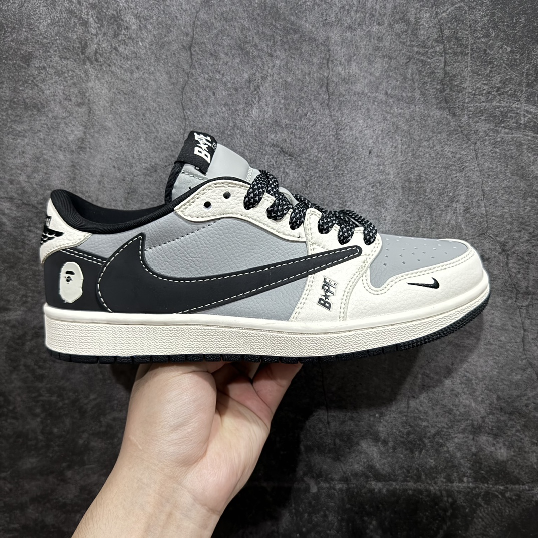 【定制版】Travis Scott x Fragment Design x Air Jordan 1 Low OG SP AJ1 乔1 Bape联名-黑白灰 低帮文化休闲板鞋 BB6511-626rn#多方联名合作融合了Travis Scott 独特的音乐风格，藤原浩个性的设计风格以及Jordan品牌的经典元素 使其成为一双具有独特身份和价值的鞋子 清新而立体的外观加上联名标识更突出了其独特身份 这种配色方案显示出活力和时尚感 在视觉上引人注目  鞋身的质感和细腻的细节处理使其显得高端而格调十足  这款“倒钩”联名是设计与创意完美结合  融合多方的个性风格是一款备受瞩目的潮流鞋款r 尺码：36 36.5 37.5 38 38.5 39 40 40.5 41 42 42.5 43 44 44.5 45  编码：HXS320340-鞋库