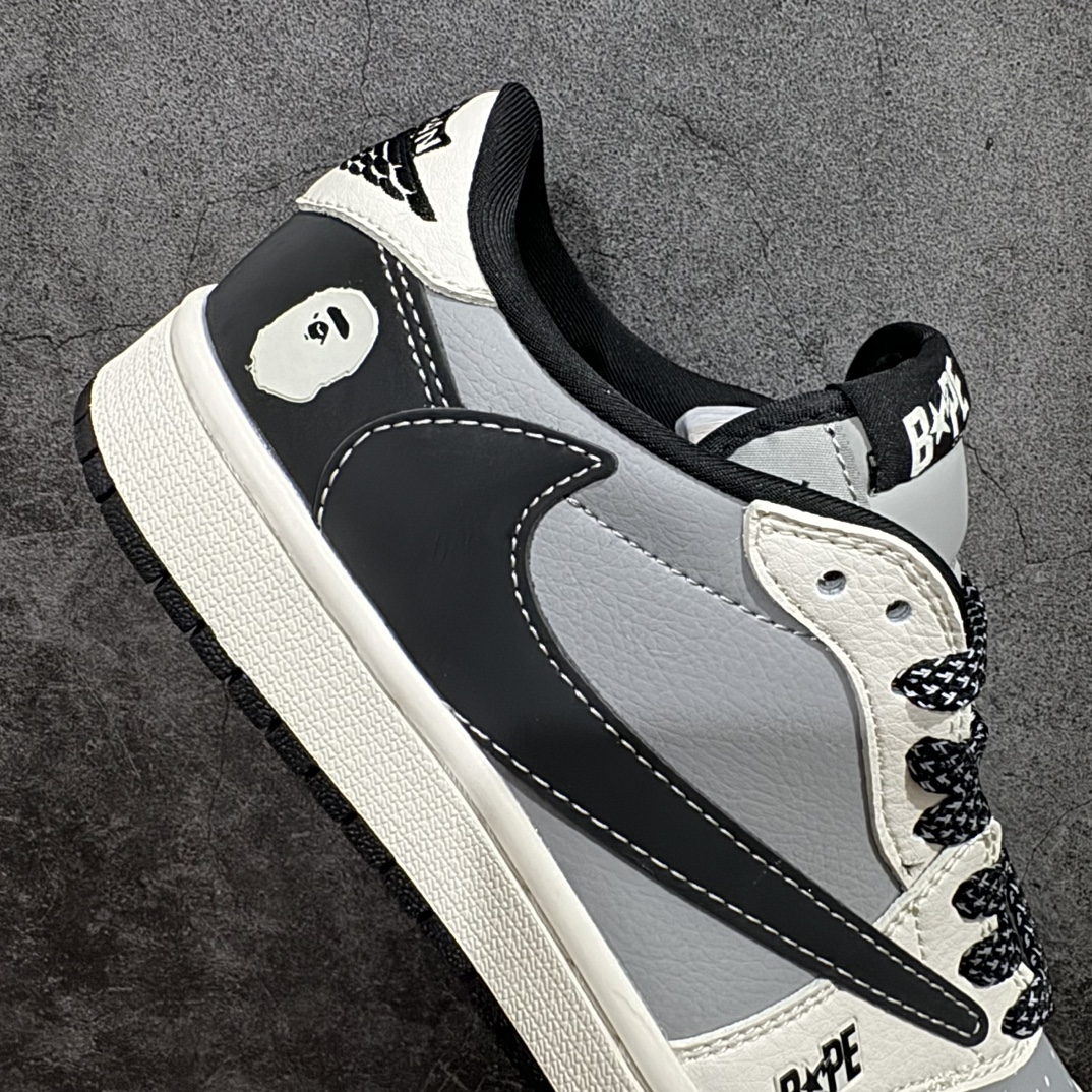 图片[7]-【定制版】Travis Scott x Fragment Design x Air Jordan 1 Low OG SP AJ1 乔1 Bape联名-黑白灰 低帮文化休闲板鞋 BB6511-626rn#多方联名合作融合了Travis Scott 独特的音乐风格，藤原浩个性的设计风格以及Jordan品牌的经典元素 使其成为一双具有独特身份和价值的鞋子 清新而立体的外观加上联名标识更突出了其独特身份 这种配色方案显示出活力和时尚感 在视觉上引人注目  鞋身的质感和细腻的细节处理使其显得高端而格调十足  这款“倒钩”联名是设计与创意完美结合  融合多方的个性风格是一款备受瞩目的潮流鞋款r 尺码：36 36.5 37.5 38 38.5 39 40 40.5 41 42 42.5 43 44 44.5 45  编码：HXS320340-鞋库