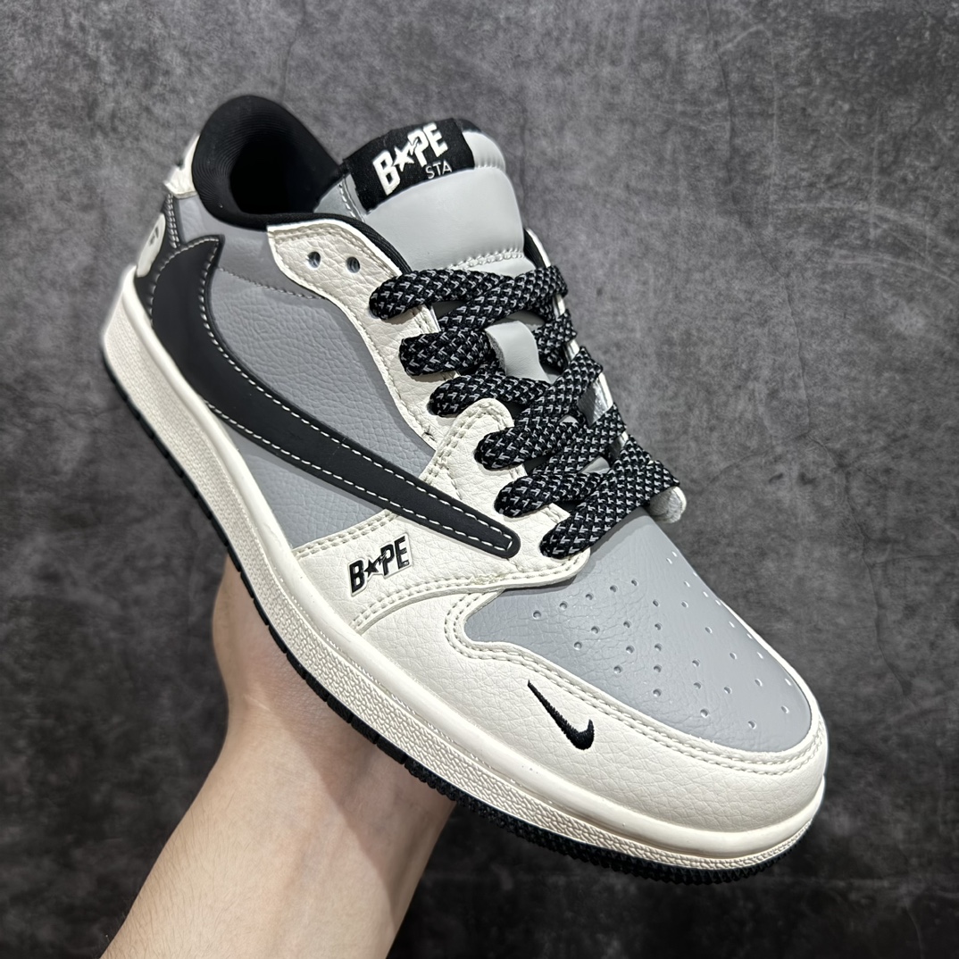 图片[3]-【定制版】Travis Scott x Fragment Design x Air Jordan 1 Low OG SP AJ1 乔1 Bape联名-黑白灰 低帮文化休闲板鞋 BB6511-626rn#多方联名合作融合了Travis Scott 独特的音乐风格，藤原浩个性的设计风格以及Jordan品牌的经典元素 使其成为一双具有独特身份和价值的鞋子 清新而立体的外观加上联名标识更突出了其独特身份 这种配色方案显示出活力和时尚感 在视觉上引人注目  鞋身的质感和细腻的细节处理使其显得高端而格调十足  这款“倒钩”联名是设计与创意完美结合  融合多方的个性风格是一款备受瞩目的潮流鞋款r 尺码：36 36.5 37.5 38 38.5 39 40 40.5 41 42 42.5 43 44 44.5 45  编码：HXS320340-鞋库