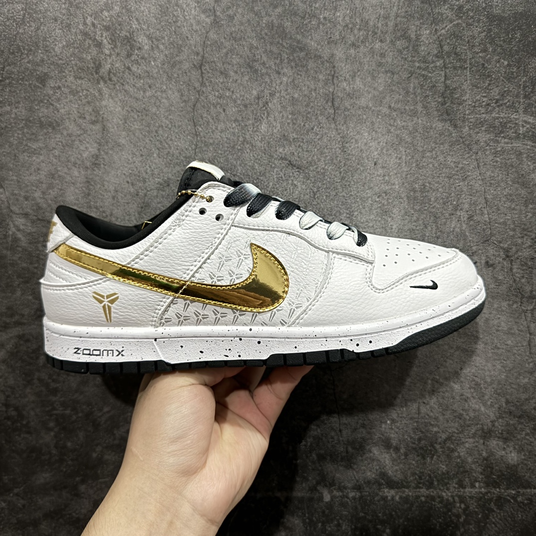 【定制版】KOBE x Nike Dunk Low 科比系列 白金黄勾n此款主张打破传统的工业化流水线设计限制，以Made by ideas的超级创意为理念，集结众多潮流设计师，结合时下最ing潮流风尚，为潮流爱好者打造彰品自我的专属潮品。同时尊重每个年轻人对于潮流的理解与选择，主张“让每个年轻人塑造自己的潮流”。 货号：FC1688-193 Size：36 36.5 37.5 38 38.5 39 40 40.5 41 42 42.5 43 44 44.5 45 编码：HXS260280-鞋库