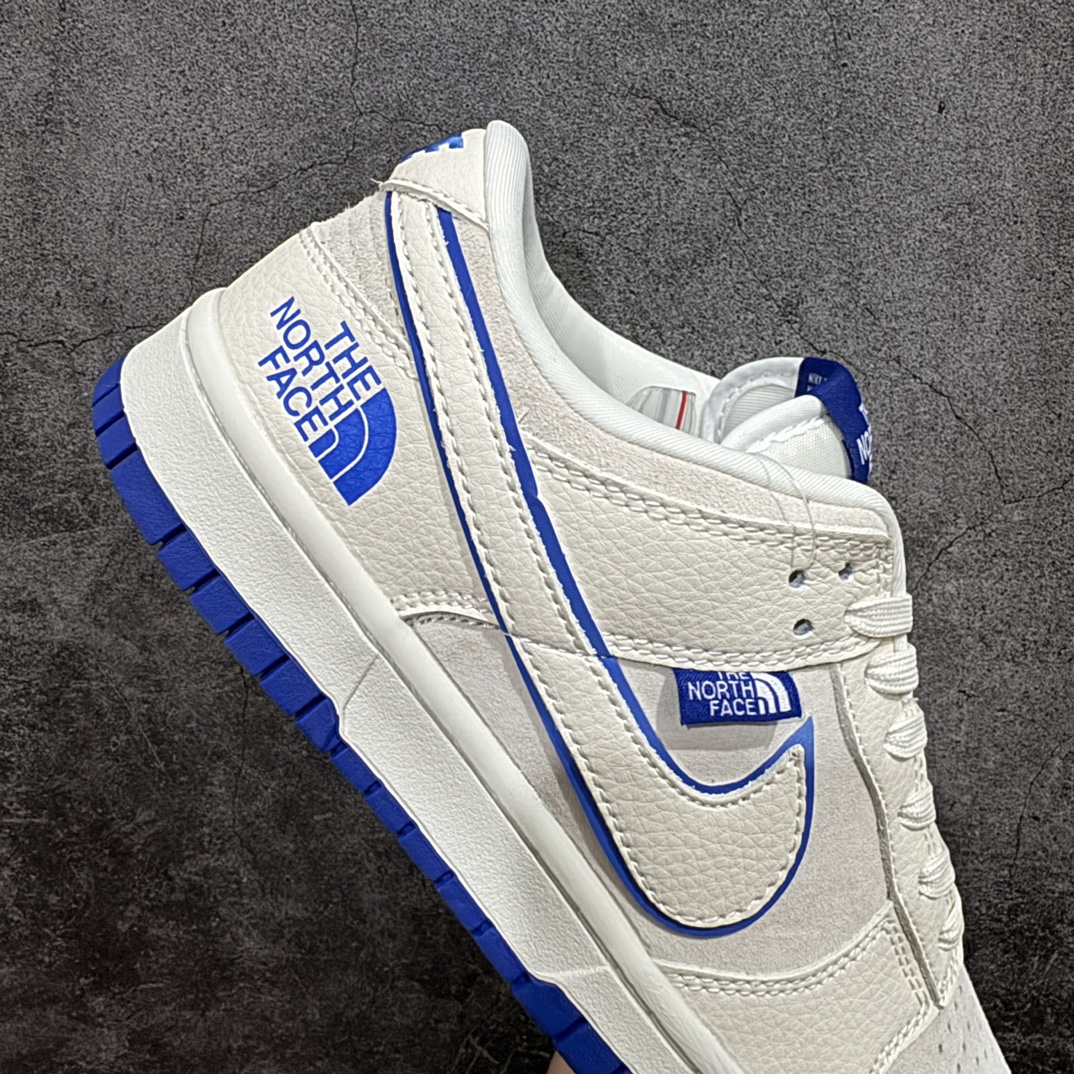 图片[7]-【定制版】Nk SB Dunk Low 北面联名-米白白蓝勾 周年高端定制 低帮休闲板鞋 KK1333-007rn#定制鞋盒 大厂纯原品质出货 超高清洁度 皮料切割干净无任何毛边 细节完美 r 尺码：36 36.5 37.5 38 38.5 39 40 40.5 41 42 42.5 43 44 44.5 45  编码：HXS320340-鞋库