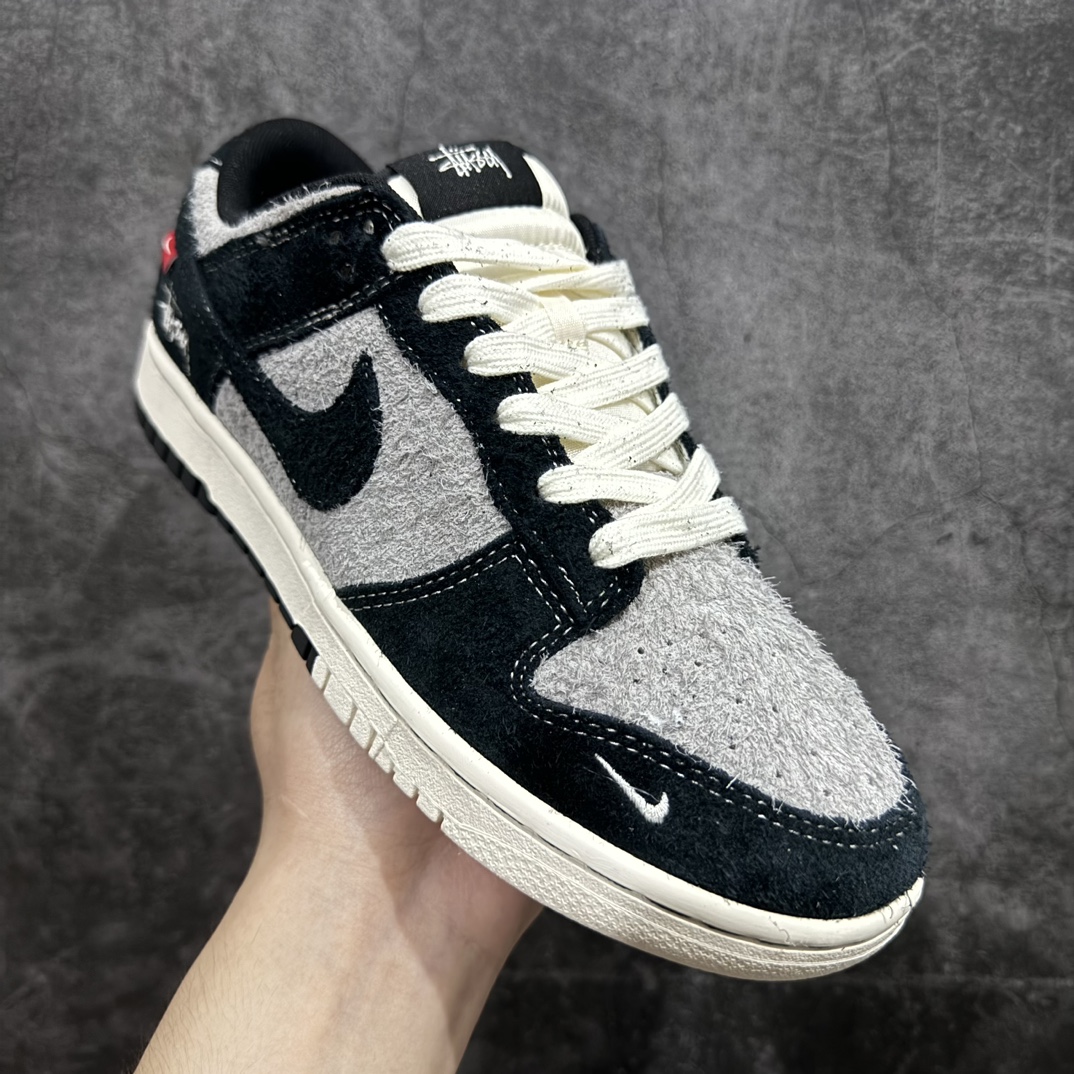 图片[3]-【定制版】Nk SB Dunk Low 斯图西系列-灰黑黑勾勾 周年高端定制 低帮休闲板鞋 MM1089-028rn#定制鞋盒 大厂纯原品质出货 超高清洁度 皮料切割干净无任何毛边 细节完美 r 尺码：36 36.5 37.5 38 38.5 39 40 40.5 41 42 42.5 43 44 44.5 45 编码：HXS320340-鞋库