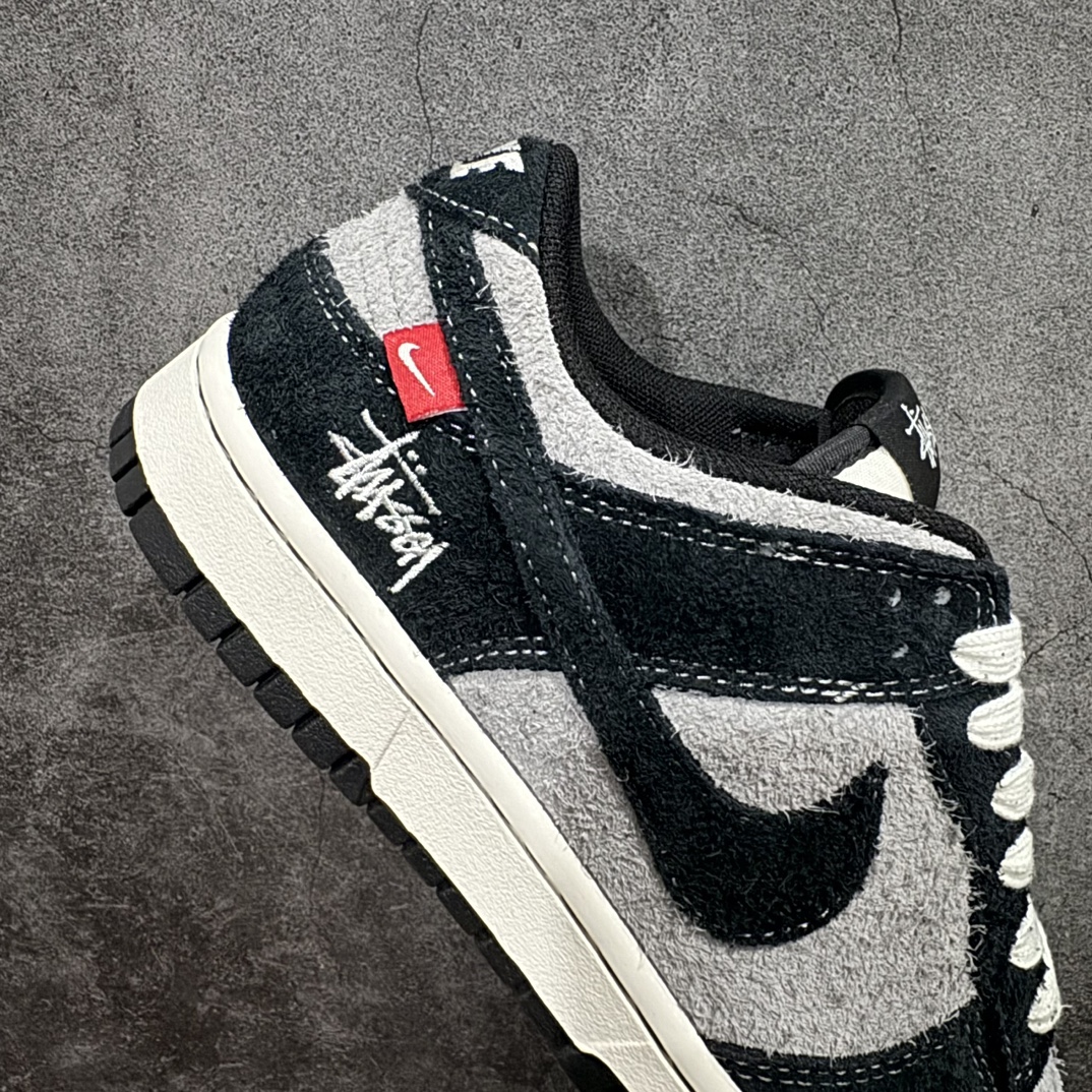 图片[7]-【定制版】Nk SB Dunk Low 斯图西系列-灰黑黑勾勾 周年高端定制 低帮休闲板鞋 MM1089-028rn#定制鞋盒 大厂纯原品质出货 超高清洁度 皮料切割干净无任何毛边 细节完美 r 尺码：36 36.5 37.5 38 38.5 39 40 40.5 41 42 42.5 43 44 44.5 45 编码：HXS320340-鞋库