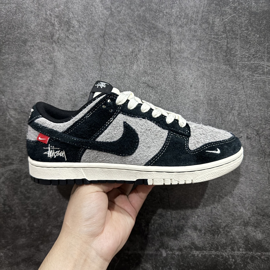 【定制版】Nk SB Dunk Low 斯图西系列-灰黑黑勾勾 周年高端定制 低帮休闲板鞋 MM1089-028rn#定制鞋盒 大厂纯原品质出货 超高清洁度 皮料切割干净无任何毛边 细节完美 r 尺码：36 36.5 37.5 38 38.5 39 40 40.5 41 42 42.5 43 44 44.5 45 编码：HXS320340-鞋库