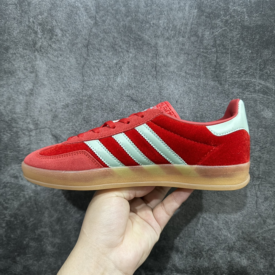 图片[2]-【Top纯原版】阿迪达斯Adidas Gazelle Indoor Trainers 羚羊内训系列低帮复古德训风百搭休闲运动板鞋“猩红浅绿天鹅绒生胶底”IG6786n男女鞋真标半码制n升级原楦原纸版数据开发n采用固色翻毛皮组合天鹅绒布鞋面材质n内环保海玻璃人体工学鞋垫 全新开发耐磨标准橡胶大底❗️n 尺码：36 36⅔ 37⅓ 38 38⅔ 39⅓ 40 40⅔ 41⅓ 42 42⅔ 43⅓ 44 44⅔ 45 编码：TO240260-鞋库