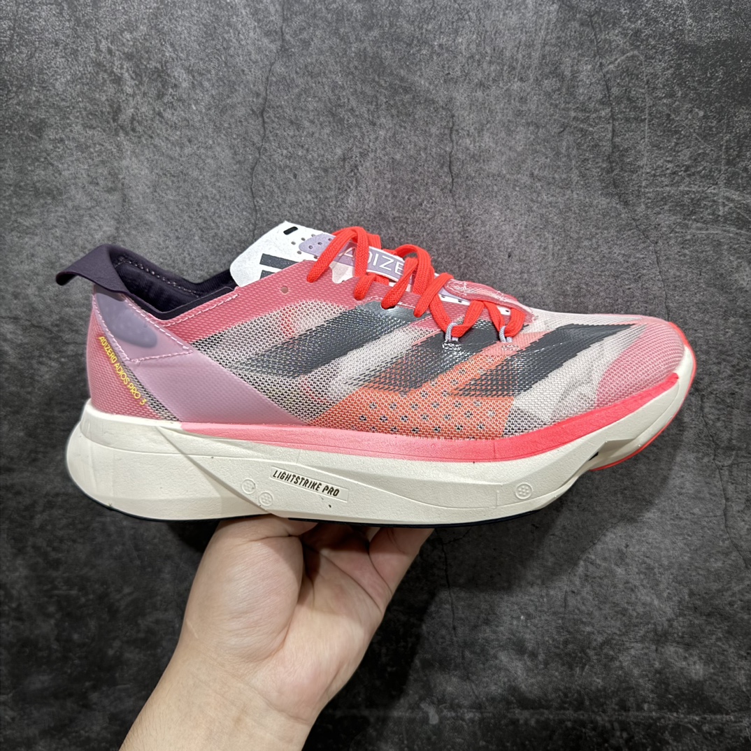 【公司级】adidas Adizero Adios Pro 3 舒适百搭减震防滑耐磨 低帮 碳板 马拉松跑步鞋 波士顿3代夏季透气网眼竞速跑鞋 ID3633nnn延续爪型玻璃纤维推进系统 进化为全掌式的ENERGY RODS 2.0 从脚跟到脚趾的一体成形设计 强化整体推进力 提升速度表现 升级透气鞋面更具支撑性 利用ENGINEERED MESH技术进行不同密度织纹 强化支撑性 更使用50%以上的回收材料製成 减低塑料浪费 此外变薄的鞋舌为前掌提供更多空间 提供跑者更好的穿着感受 马牌轮胎大底耐磨性佳 大底全掌采用耐磨的Continental马牌轮胎大底 在各种环境下保有良好抓地力SIZE：36-45 编码：YX240250-鞋库