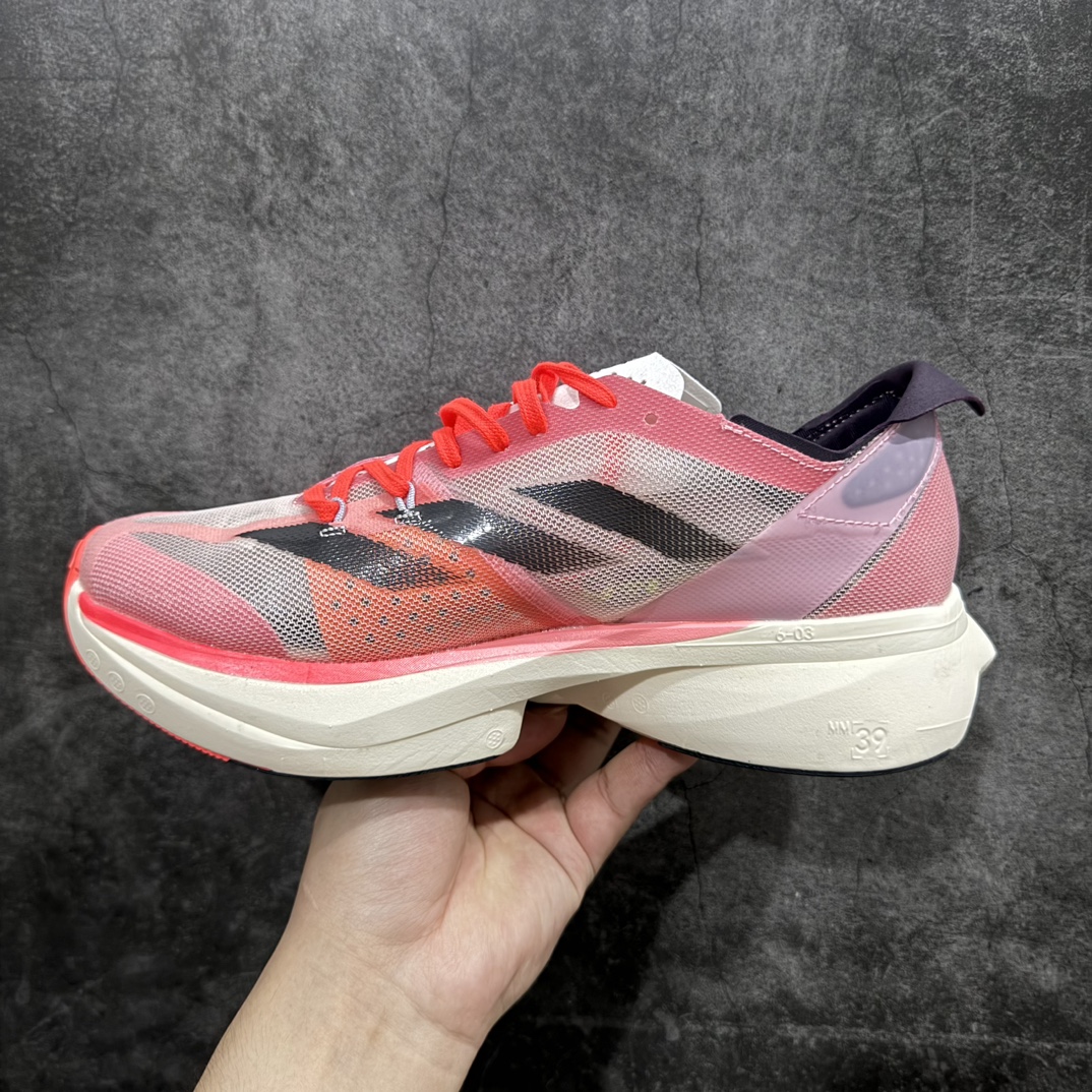 图片[2]-【公司级】adidas Adizero Adios Pro 3 舒适百搭减震防滑耐磨 低帮 碳板 马拉松跑步鞋 波士顿3代夏季透气网眼竞速跑鞋 ID3633nnn延续爪型玻璃纤维推进系统 进化为全掌式的ENERGY RODS 2.0 从脚跟到脚趾的一体成形设计 强化整体推进力 提升速度表现 升级透气鞋面更具支撑性 利用ENGINEERED MESH技术进行不同密度织纹 强化支撑性 更使用50%以上的回收材料製成 减低塑料浪费 此外变薄的鞋舌为前掌提供更多空间 提供跑者更好的穿着感受 马牌轮胎大底耐磨性佳 大底全掌采用耐磨的Continental马牌轮胎大底 在各种环境下保有良好抓地力SIZE：36-45 编码：YX240250-鞋库