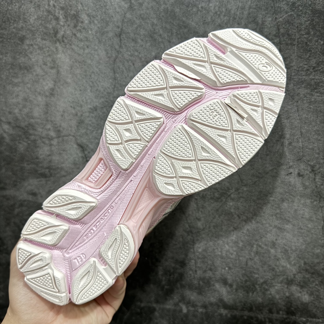 图片[9]-【公司级】Asics Gel-NYC复古单品 亚瑟士ASICSTIGER秋季新款休闲鞋 厚底街头运动休闲鞋nASICS亚瑟士推出全新GEL-NYC，彰显纽约都市活力n这次的新系列融入了多个版本GEL的经典设计风格，广受好评。其设计灵感来源于GEL-NIMBUS 3,GEL-MC PLUS V 和 GEL-CUMULUS 16 这些往日经典鞋款。GEL-NYC使用GEL-CUMULUS 16鞋款的鞋楦设计,展现了独特的现代化美学。鞋底采用了轻质发泡材料,并在后跟和前掌处采用了ASICS亚瑟士核心科技——GEL缓震胶,赋予鞋款强大的缓冲性能,提供了更柔软舒适的穿着体验。而在原有设计的启发之上,此次鞋款采用更贴合当今潮流趋势的材料和创新技术,展现出纽约充满活力的都市精神。 尺码：36-40 编码：AM250270-鞋库