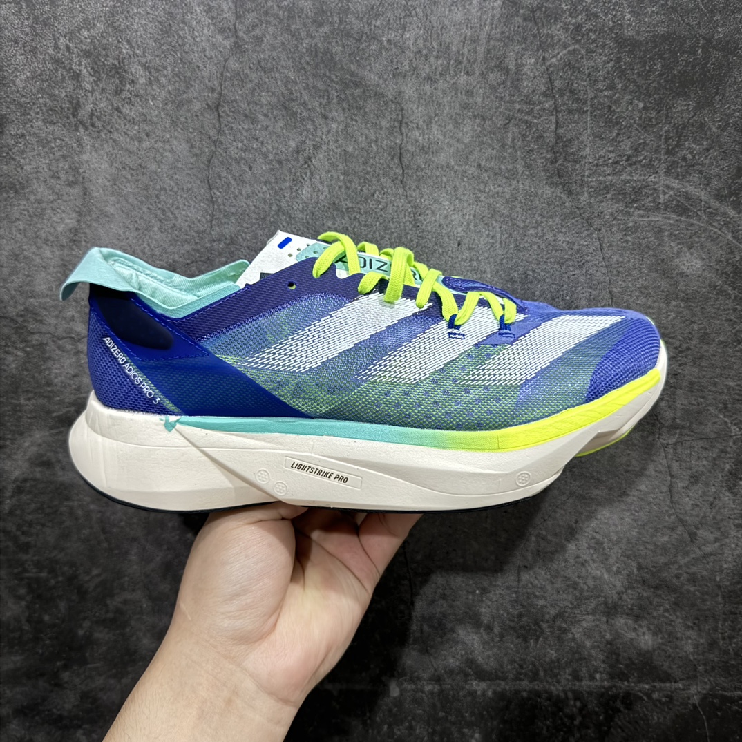 【公司级】adidas Adizero Adios Pro 3 舒适百搭减震防滑耐磨 低帮 碳板 马拉松跑步鞋 波士顿3代夏季透气网眼竞速跑鞋 ID3635nnn延续爪型玻璃纤维推进系统 进化为全掌式的ENERGY RODS 2.0 从脚跟到脚趾的一体成形设计 强化整体推进力 提升速度表现 升级透气鞋面更具支撑性 利用ENGINEERED MESH技术进行不同密度织纹 强化支撑性 更使用50%以上的回收材料製成 减低塑料浪费 此外变薄的鞋舌为前掌提供更多空间 提供跑者更好的穿着感受 马牌轮胎大底耐磨性佳 大底全掌采用耐磨的Continental马牌轮胎大底 在各种环境下保有良好抓地力SIZE：36-45 编码：YX240250-鞋库