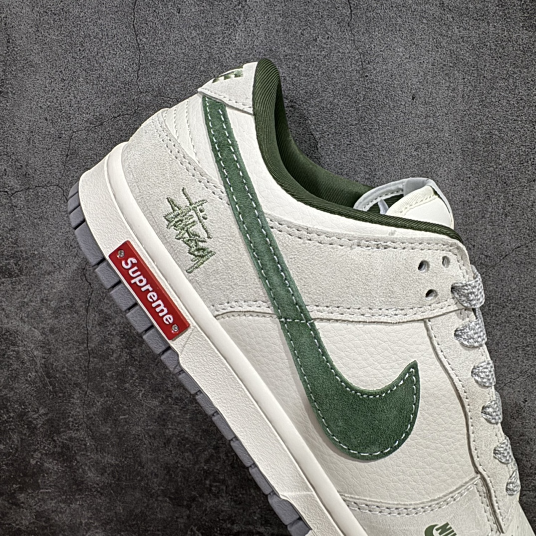 图片[7]-【定制版】Nk SB Dunk Low Supreme x 斯图西三方联名-米白绿勾 周年高端定制 低帮休闲板鞋 SJ2068-303rn#定制鞋盒 大厂纯原品质出货 超高清洁度 皮料切割干净无任何毛边 细节完美 r 尺码：36 36.5 37.5 38 38.5 39 40 40.5 41 42 42.5 43 44 44.5 45 编码：HXS320340-鞋库