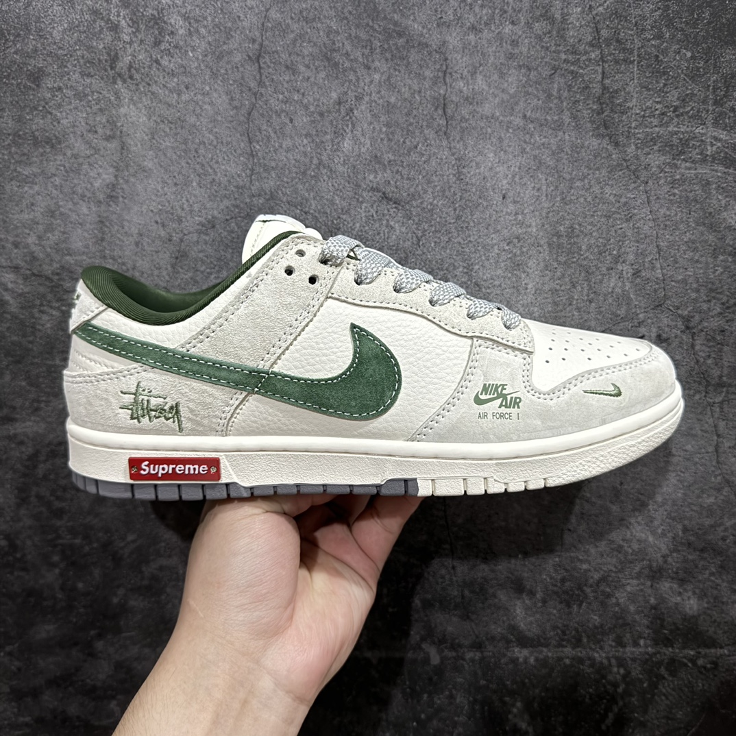 【定制版】Nk SB Dunk Low Supreme x 斯图西三方联名-米白绿勾 周年高端定制 低帮休闲板鞋 SJ2068-303rn#定制鞋盒 大厂纯原品质出货 超高清洁度 皮料切割干净无任何毛边 细节完美 r 尺码：36 36.5 37.5 38 38.5 39 40 40.5 41 42 42.5 43 44 44.5 45 编码：HXS320340-鞋库