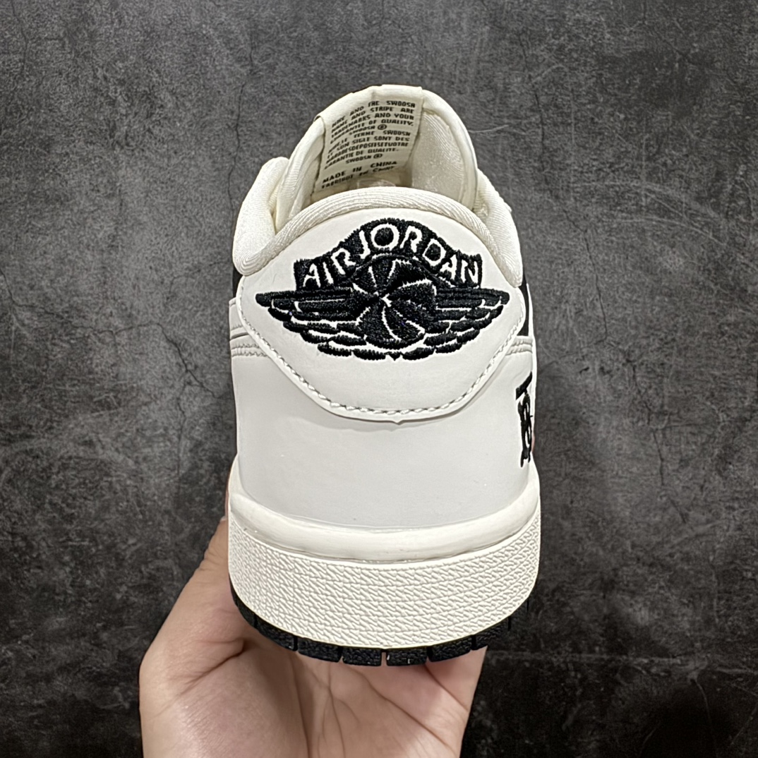 图片[4]-【定制版】Travis Scott x Fragment Design x Air Jordan 1 Low OG SP AJ1 乔1 巴宝莉联名-米白乌黑 低帮文化休闲板鞋 BB6588-316rn#多方联名合作融合了Travis Scott 独特的音乐风格，藤原浩个性的设计风格以及Jordan品牌的经典元素 使其成为一双具有独特身份和价值的鞋子 清新而立体的外观加上联名标识更突出了其独特身份 这种配色方案显示出活力和时尚感 在视觉上引人注目  鞋身的质感和细腻的细节处理使其显得高端而格调十足  这款“倒钩”联名是设计与创意完美结合  融合多方的个性风格是一款备受瞩目的潮流鞋款r 尺码：36 36.5 37.5 38 38.5 39 40 40.5 41 42 42.5 43 44 44.5 45 编码：HXS320340-鞋库